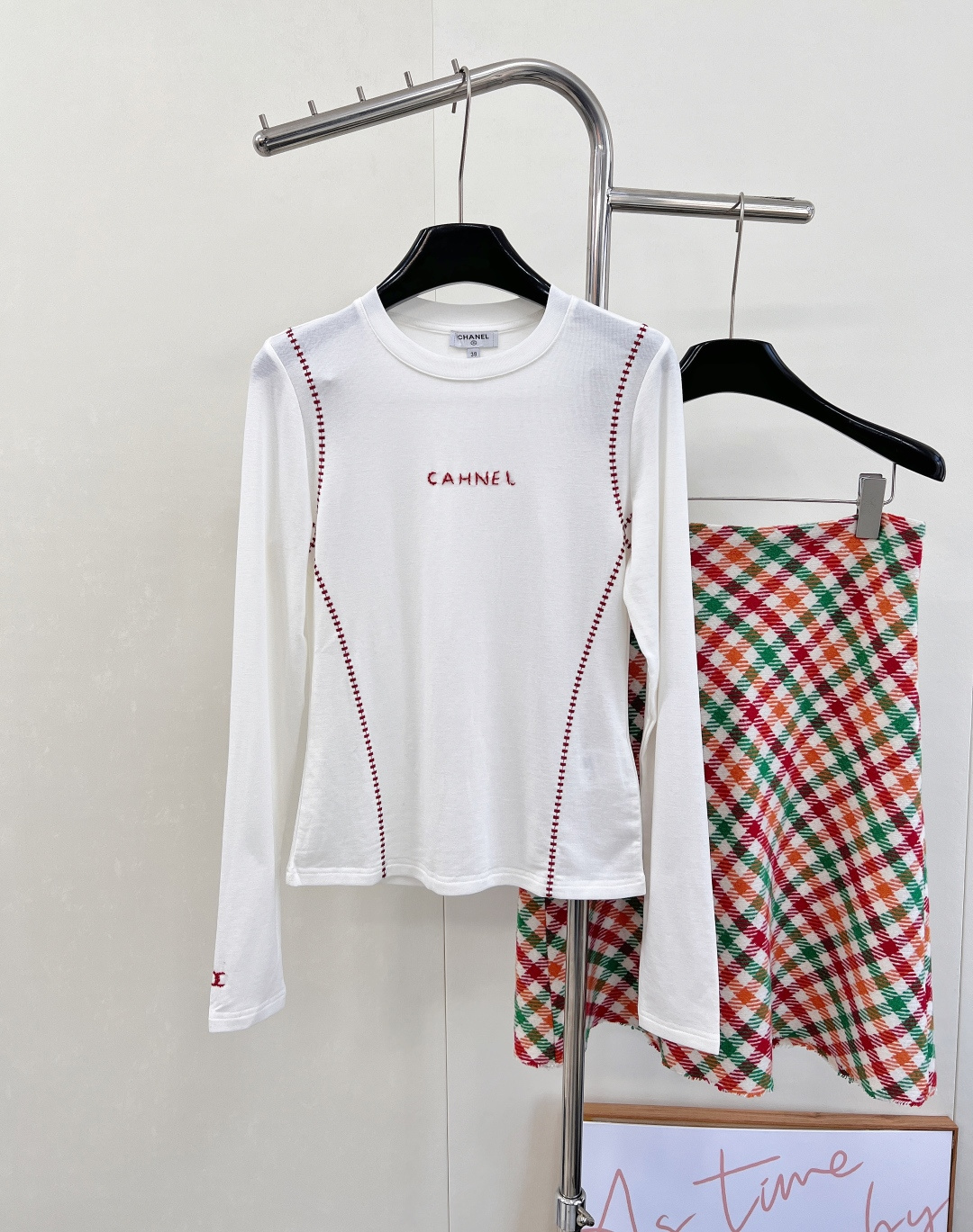 NO:534475,CHANEL letter embroidery slim-fitting base shirt, exquisite embroidered letters, simple and high-end, and elegant radiance is exuded in every move. It adopts solid color design, simple but not lacks fashion sense, customized YB cotton material, comfortable texture, easy to wear, round neck long sleeve base cut, neckline threaded edge, all-match color is versatile and durable, iconic letter embroidery decoration on the chest, slim and high-end, showing elegant autumn and winter inner wear, daily commuting and date casual, single wear is sexy and neat, inner wear enhances the overall texture, from workplace to date, one piece is fashionable all day. Three standards are complete, the first single is released!  Size sml, chanel,alexander wang19860909CHANEL 字母刺绣修身显瘦打底衫 精致刺绣字母,简约中透出高级感,举手投足间散发优雅光芒. 采用纯色设计 简约而不失时尚感 定制YB棉材质 质感舒适 弹力好穿 圆领长袖打底裁剪 领口螺纹包边 通体素色百搭耐看 胸前标志性字母刺绣装饰 ,显瘦高级 尽显优雅秋冬内搭 日常通勤约会休闲都 单穿性感利落,内搭提升整体质感,从职场到约会,一件搞定全天时髦. 三标齐全,首单出！ 尺码sml 编,,chanel,alexander wang,Women's clothing