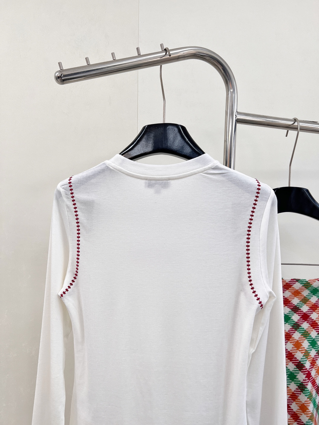 🆕 CHANEL 字母刺绣修身显瘦打底衫精致刺绣字母，简约中透出高级感，举手投足间散发优雅光芒。采用纯色