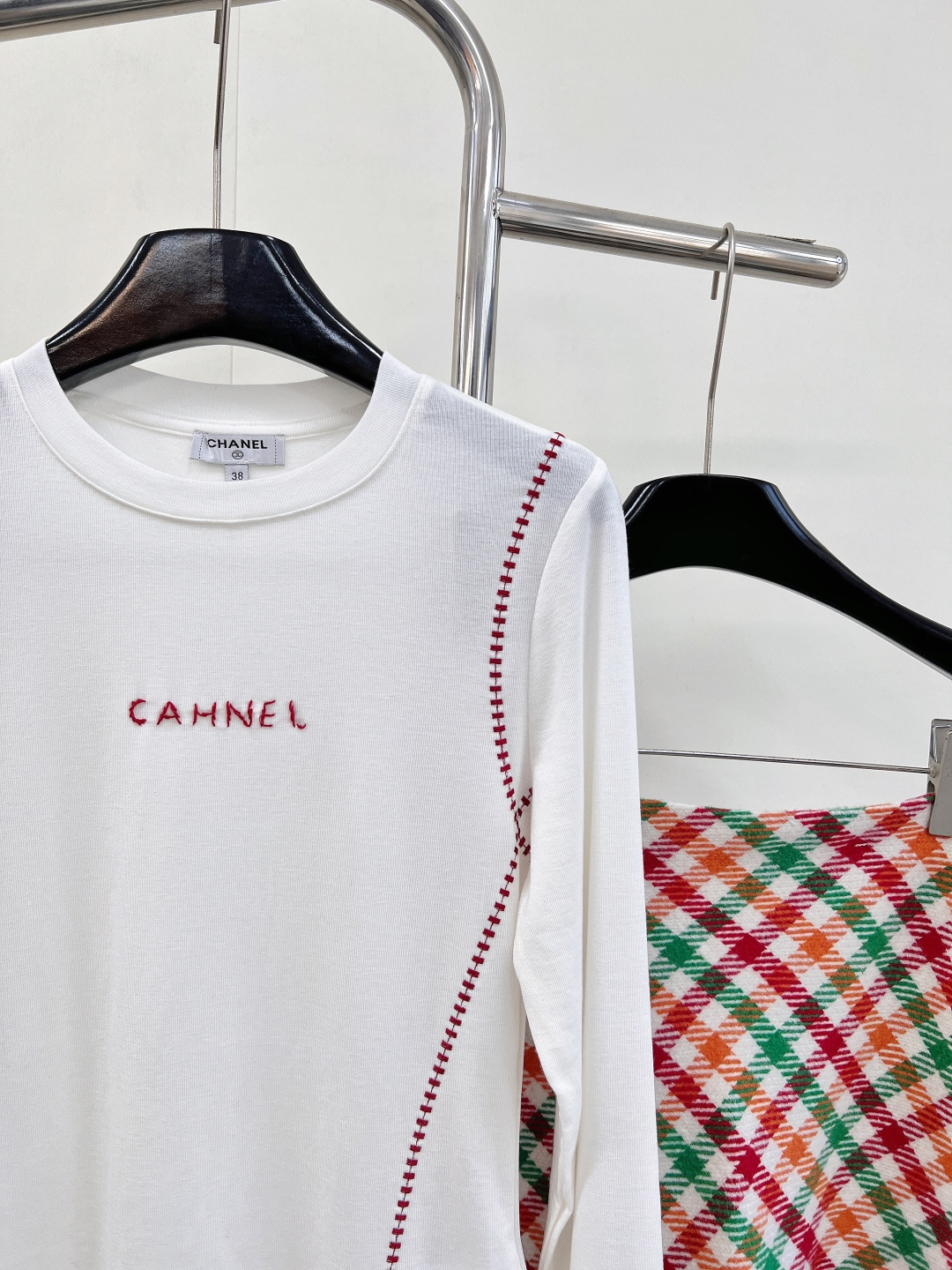 🆕 CHANEL 字母刺绣修身显瘦打底衫精致刺绣字母，简约中透出高级感，举手投足间散发优雅光芒。采用纯色