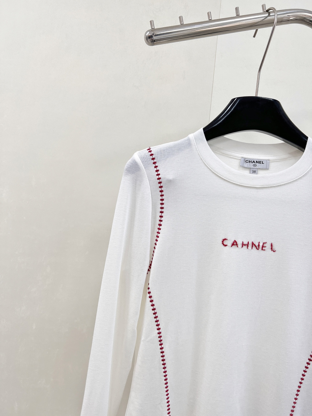 🆕 CHANEL 字母刺绣修身显瘦打底衫精致刺绣字母，简约中透出高级感，举手投足间散发优雅光芒。采用纯色