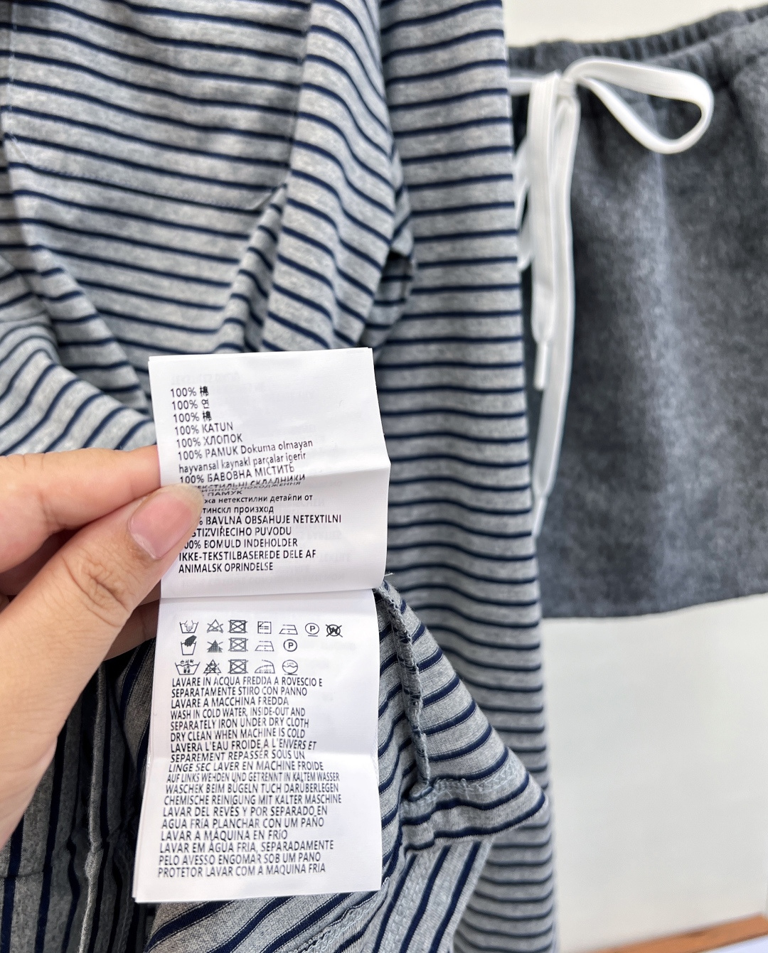 🆕Miumiu新款撞色条纹长袖，25SS秋冬新款上新！这款T恤简约的Oversize线条，与Mi*徽标形