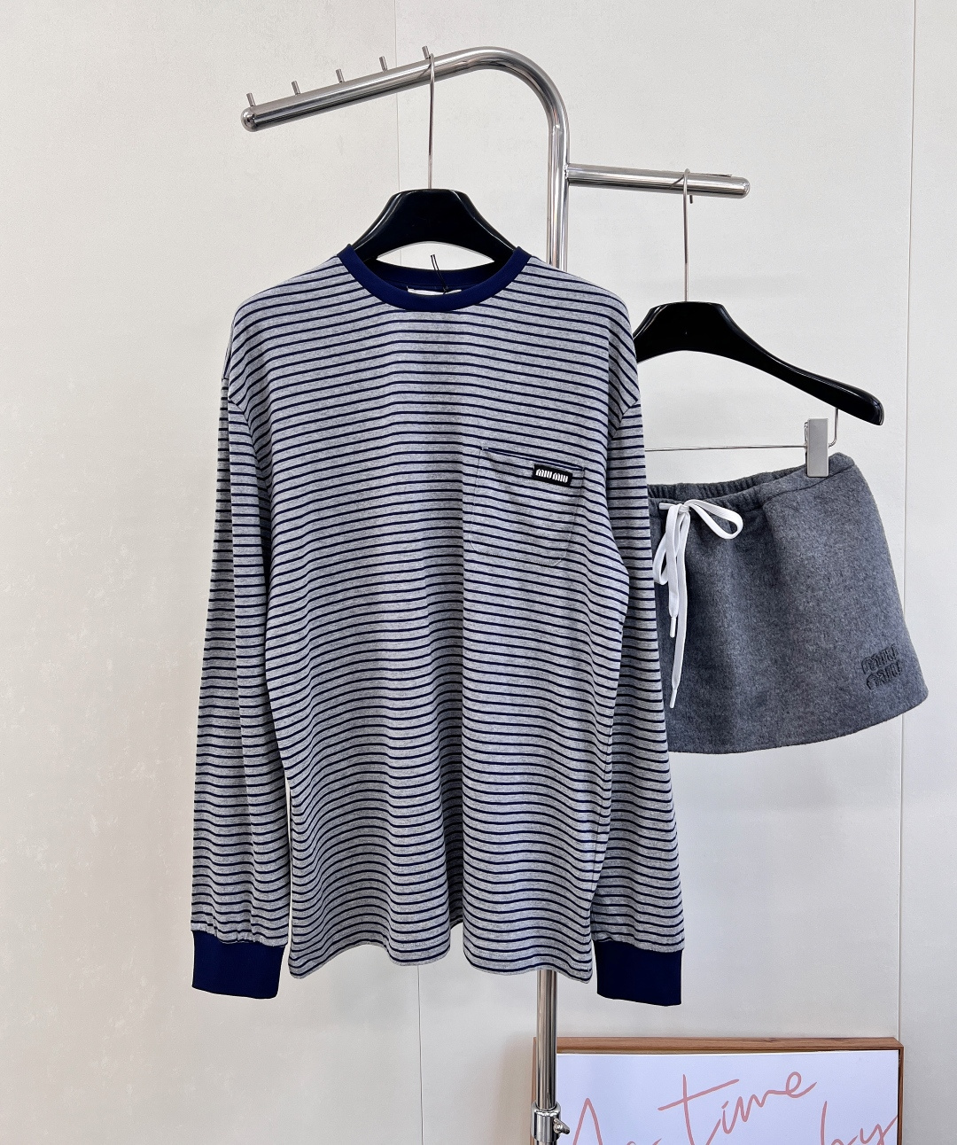 NO:534509,Miumiu's new contrasting striped long sleeves, 25SS autumn and winter new models are available!  The simple Oversize lines of this T-shirt are in sharp contrast with the Mi* logo, showing a unique classic style, with stripes aligned and tailored retro modern colors. How can a miu layering be missing a striped long sleeve, which is very fashionable and beautiful whether it is an inner layer or a single wear!  The three standards are complete, the first order is shipped!  Size sml typography, miumiu, versace,tees,t-shirt,alexander wang19860909Miumiu新款撞色条纹长袖,25SS秋冬新款上新！这款T恤简约的Oversize线条,与Mi*徽标形成鲜明对比,彰显别具一格的经典格调,条纹对齐剪裁复古摩登颜色,miu系叠穿怎么能少得了一件条纹长袖,无论是作为内搭或者是单穿都非常的时尚好看！三标齐全,首单大货出！ 尺码sml 编,,miumiu,versace,tees，t-shirt,alexander wang,Women's clothing