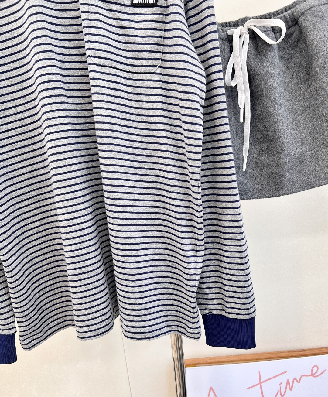 🆕Miumiu新款撞色条纹长袖，25SS秋冬新款上新！这款T恤简约的Oversize线条，与Mi*徽标形