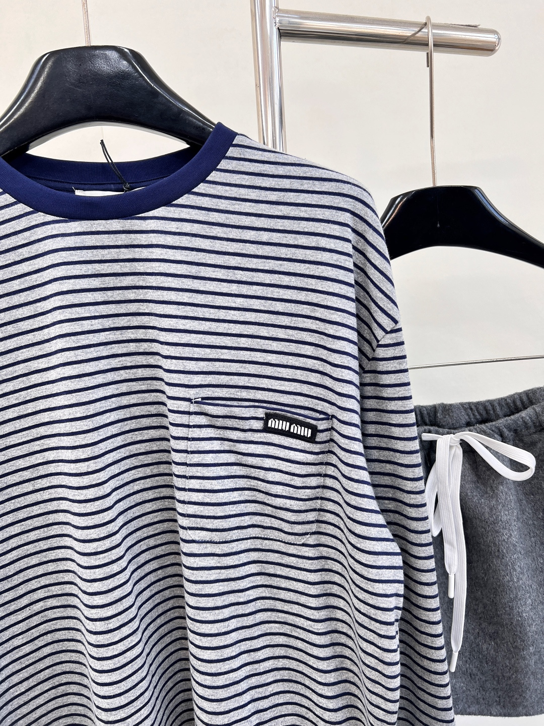 🆕Miumiu新款撞色条纹长袖，25SS秋冬新款上新！这款T恤简约的Oversize线条，与Mi*徽标形