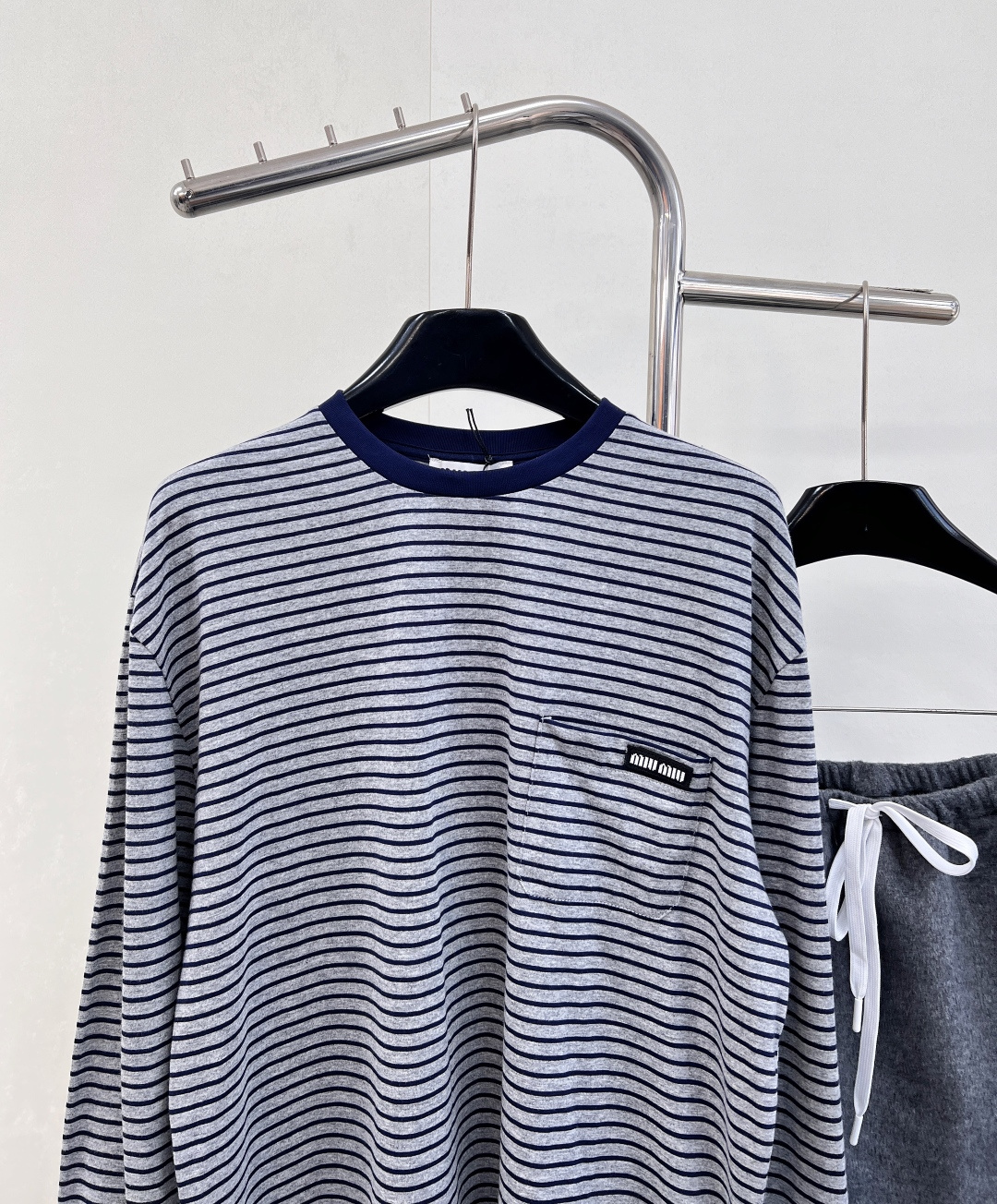 🆕Miumiu新款撞色条纹长袖，25SS秋冬新款上新！这款T恤简约的Oversize线条，与Mi*徽标形