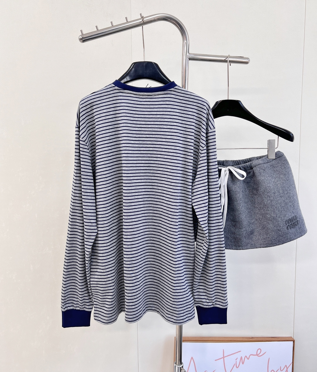 🆕Miumiu新款撞色条纹长袖，25SS秋冬新款上新！这款T恤简约的Oversize线条，与Mi*徽标形