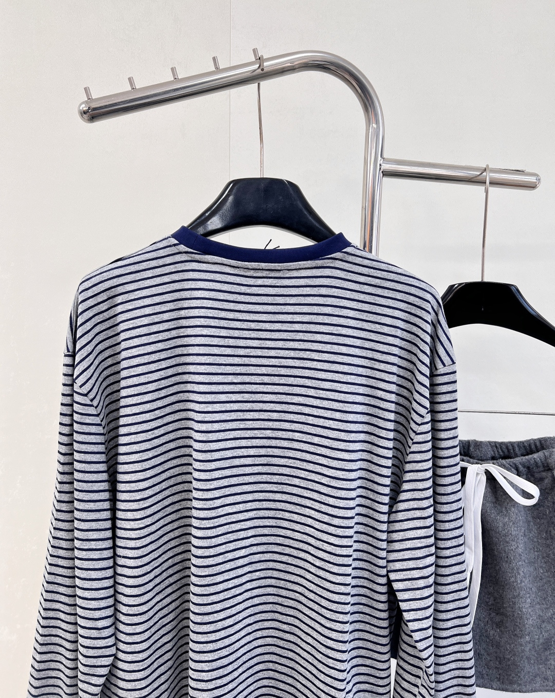 🆕Miumiu新款撞色条纹长袖，25SS秋冬新款上新！这款T恤简约的Oversize线条，与Mi*徽标形