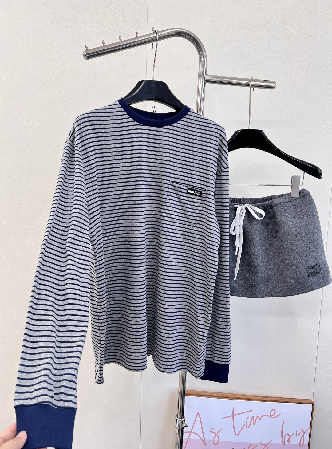 🆕Miumiu新款撞色条纹长袖，25SS秋冬新款上新！这款T恤简约的Oversize线条，与Mi*徽标形