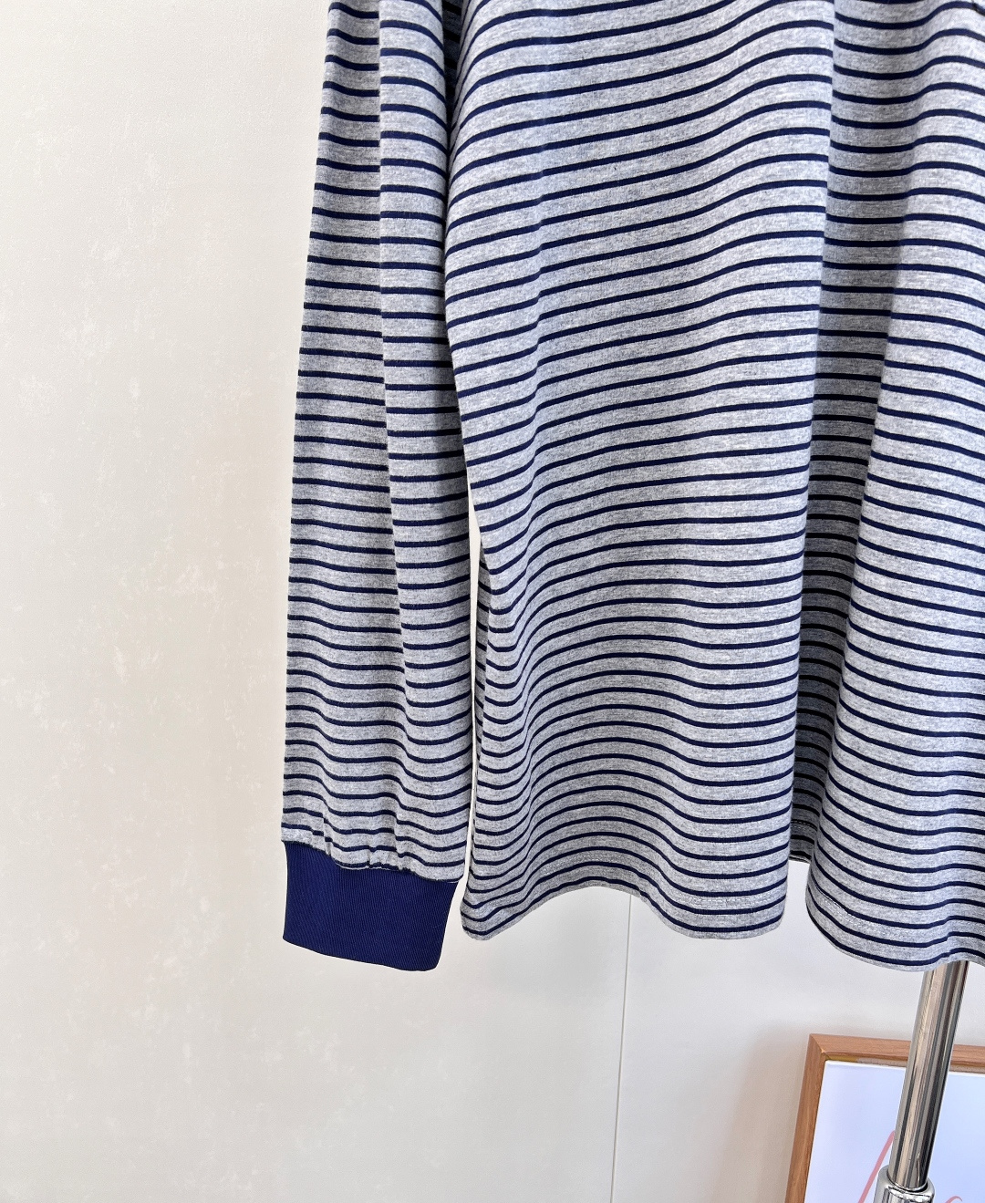 🆕Miumiu新款撞色条纹长袖，25SS秋冬新款上新！这款T恤简约的Oversize线条，与Mi*徽标形