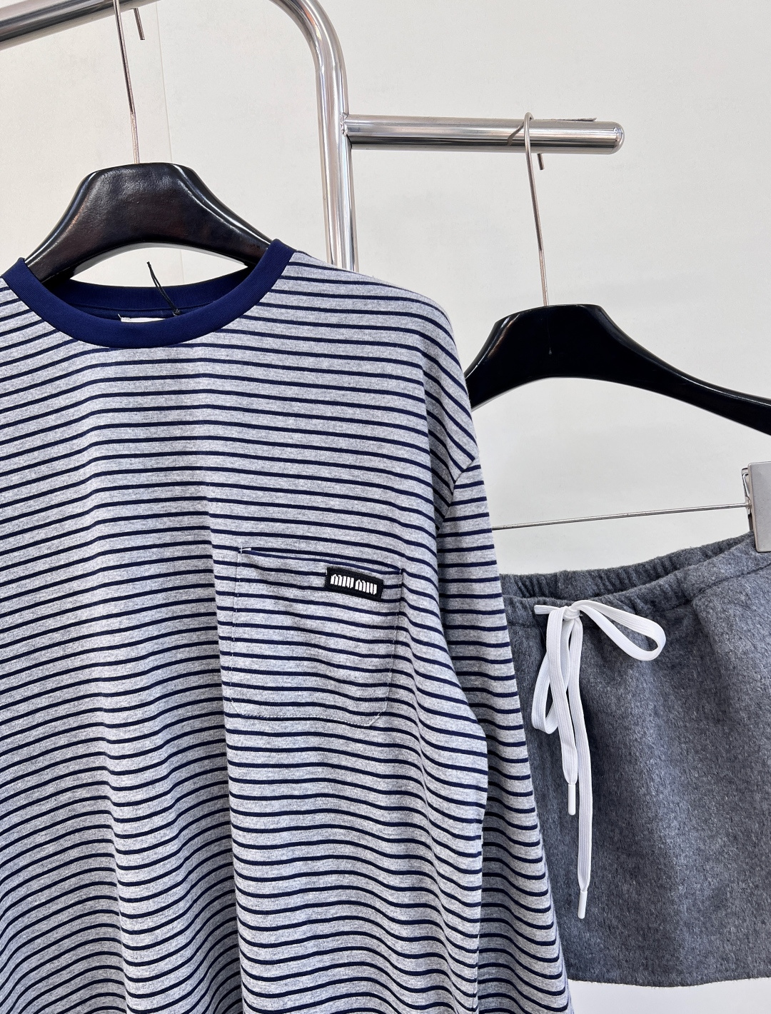 🆕Miumiu新款撞色条纹长袖，25SS秋冬新款上新！这款T恤简约的Oversize线条，与Mi*徽标形