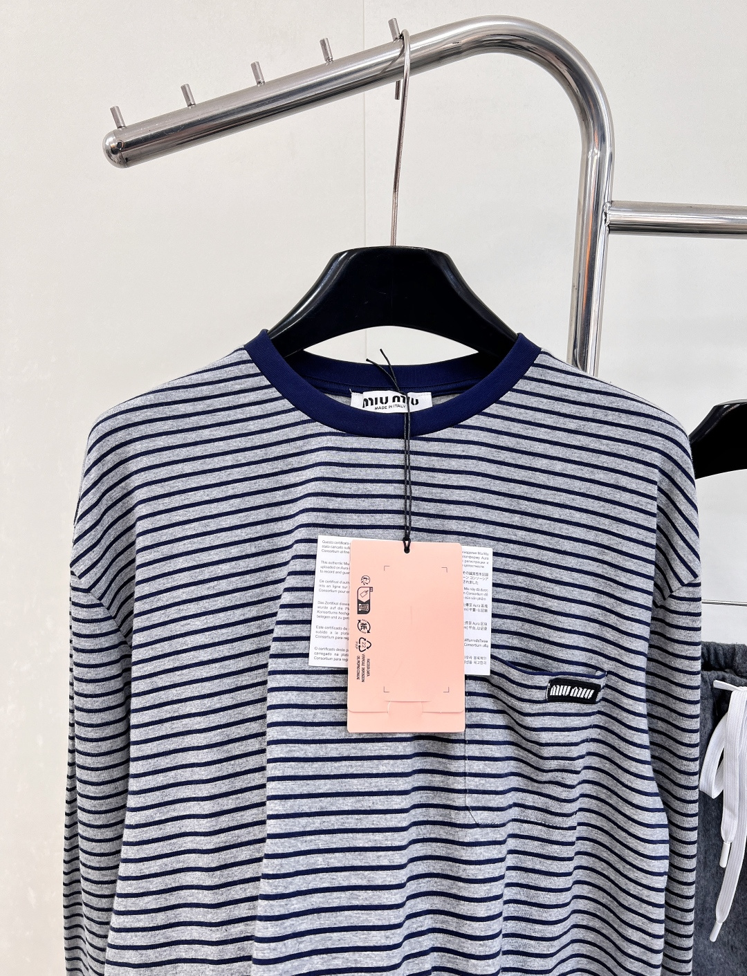 🆕Miumiu新款撞色条纹长袖，25SS秋冬新款上新！这款T恤简约的Oversize线条，与Mi*徽标形