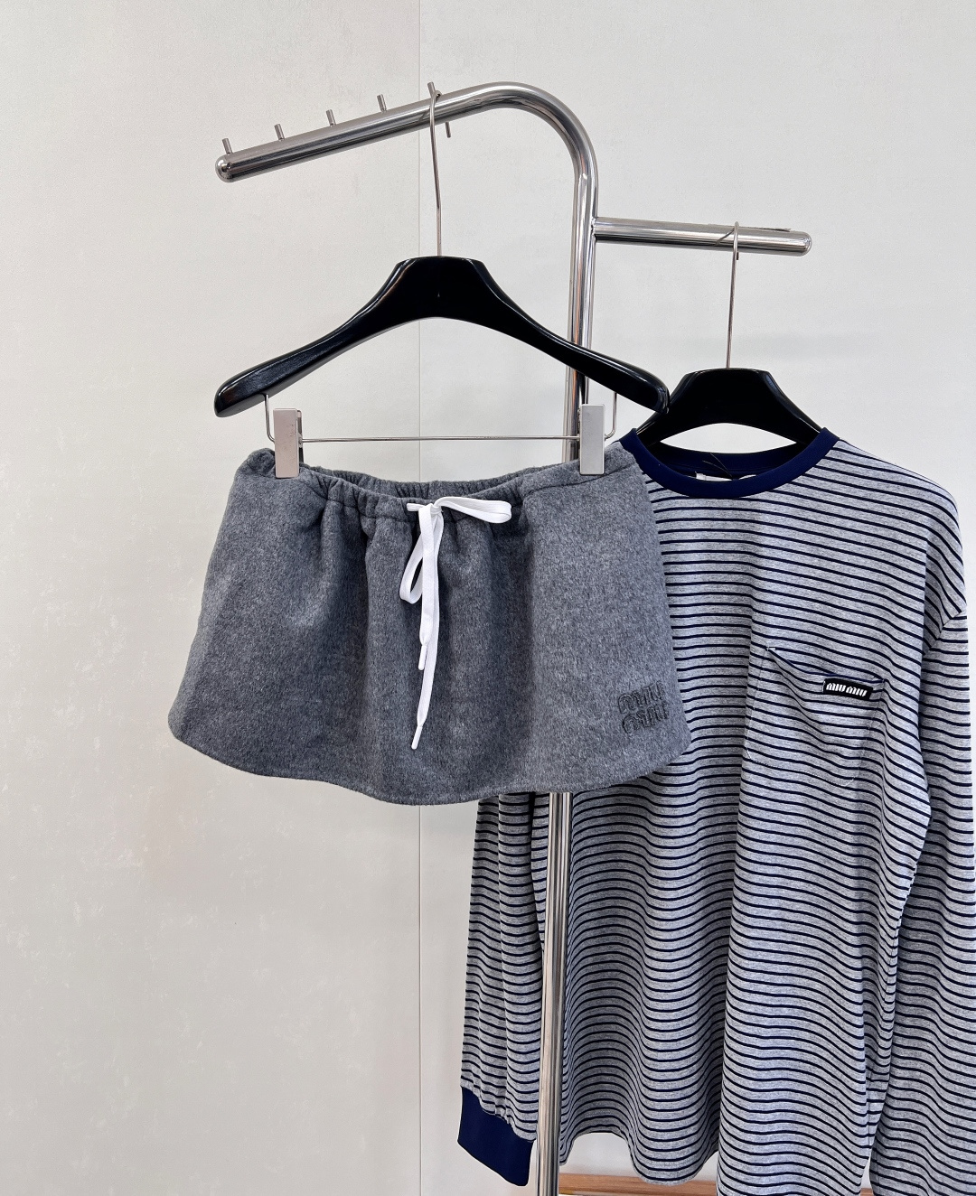 NO:534497,MIU MIU's new elastic waist mini fluffy short wool skirt, simple and casual and modern atmosphere, reinterpreting traditional styles with casual and casual femininity. The embroidered logo adds fashionable temperament, and the fluffy skirt hem creates a recognizable retro style!  The hem of the skirt is light and flowing, the fabric is soft and comfortable, and it wraps the body gently like a cloud, making people immerse themselves in a romantic atmosphere for a second. Pair it with a pair of small high heels, and you are the shining star! Pair it with the same series of plaid shirts and Polo shirts, and become the sweetest girl in spring together!  Vibrant girlish atmosphere, full of age-reducing feeling, complete three standards, large products are available!  Size sml code M, miumiu, high heels, skirts, shirts, alexander wang19860909MIU MIU 新款松紧腰迷你蓬蓬短款毛呢半裙,简约闲适糅合摩登氛围,以休闲随性的风格与轻松自在的女性气质,重释传统款式.刺绣徽标平添时髦气质,蓬蓬感裙摆塑造极具辨识度的复古格调！ 裙摆轻盈飘逸,面料柔软舒适,仿佛云朵般温柔包裹着身体,让人一秒沉浸在浪漫的氛围中 搭配一双小高跟鞋,你就是最闪亮的那颗星! 搭配同系列格子衬衫 Polo衫 一起成为春日里最甜美的少女吧！活力少女气息 减龄感满满 三标齐全,大货出！ 尺码sml 编码M,,miumiu,high heels,skirts,shirts,alexander wang,Women's clothing