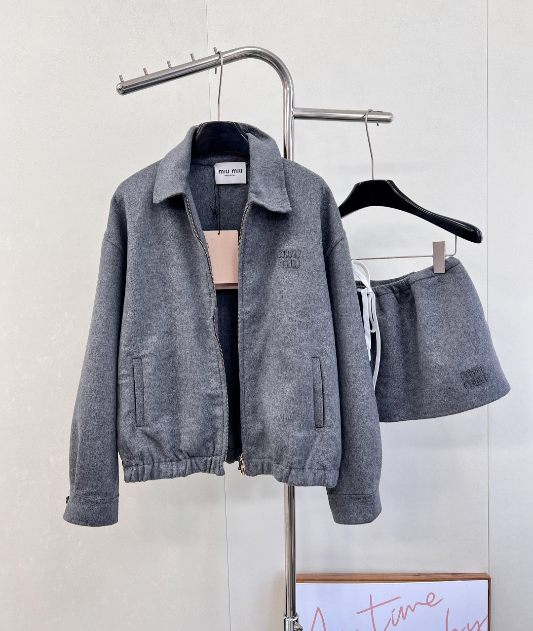 NO:534489,Miumiu 2025 new letter patch lapel wool casual jacket, customized YB imported cashmere wool material, high-quality texture, full of weight, silhouette lapel jacket, zipper tilt adjustment, three-dimensional letter logo on the chest echoes the brand style, wool material, stylish, simple and high-end sense, daily outfits are fashionable and fashionable, texture online, fashionable intellectual style, the use of color is really amazing, at a glance, classic among classics, simple and high-recognition Miu's consistent style, retro, fashionable and versatile, matched with the same series of skirts, full of three standards, large-scale products, size sml jacket code M,,miumiu, skirts, jackets & coats, alexander wang19860909Miumiu2025新款字母贴片翻领毛呢休闲外套,定制YB进口羊绒羊毛材质 质感高级 分量十足 廓形翻领外套 拉链开襟调节 胸前同色系立体字母徽标呼应 凸显品牌格调 羊毛材质 穿搭有型 简约不失高级感 日常穿搭时髦洋气 ,质感在线 时髦知识分子风 色彩的运用真的绝了 一眼沦陷 经典中的经典 简约高辨识度 Miu家一贯风格 复古时髦又百搭 搭配同系列半裙三标齐全,大货出 尺码sml 外套编码M,,miumiu,skirts,jackets & coats,alexander wang,Women's clothing