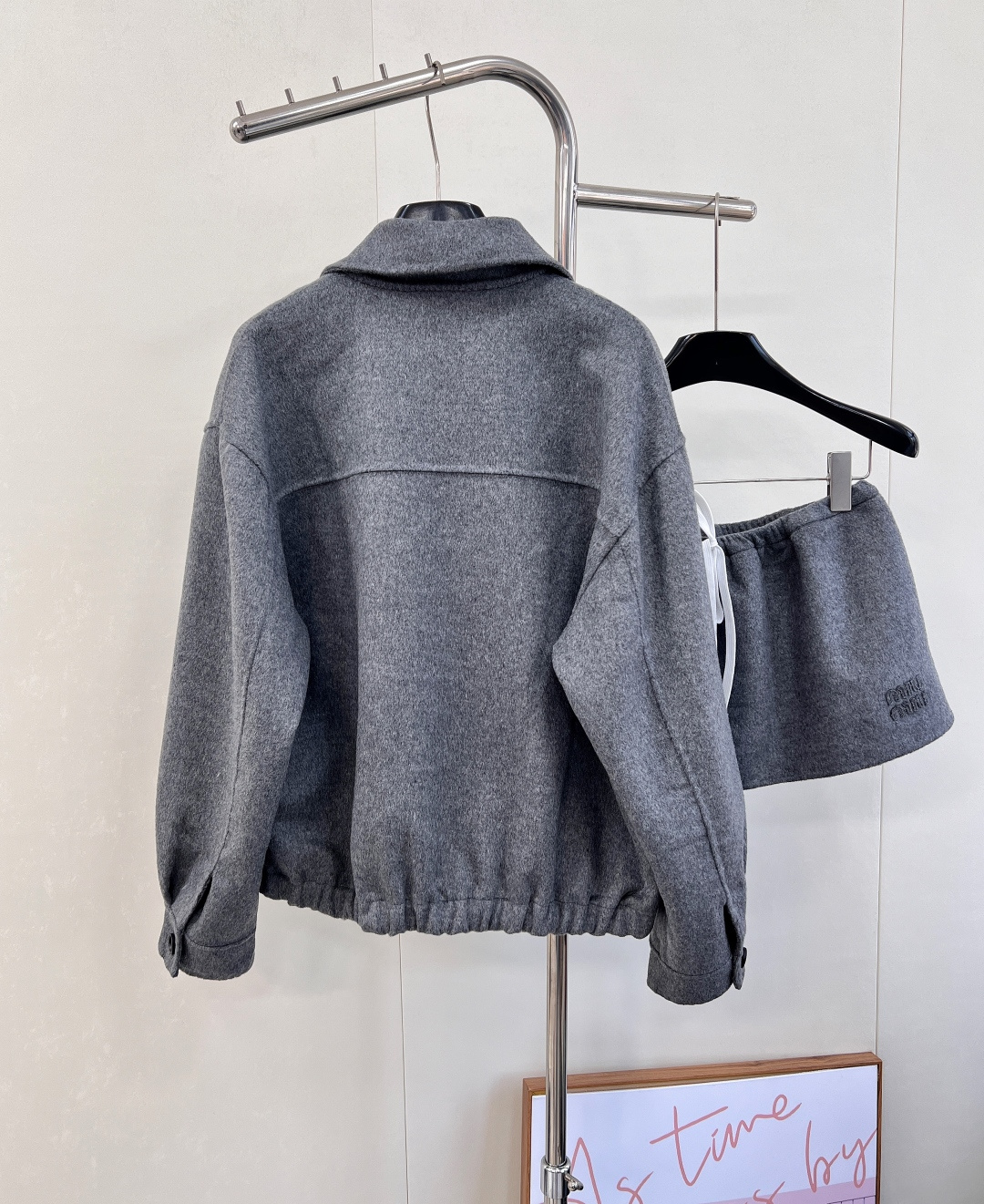 🆕Miumiu2025新款字母贴片翻领毛呢休闲外套，定制YB进口羊绒羊毛材质 质感高级 分量十足 廓形翻
