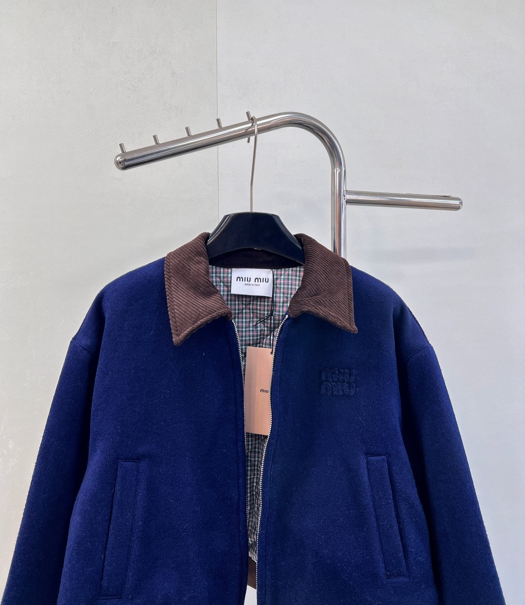 🆕Miumiu25Fw早秋新款毛呢翻领羊毛混纺短款夹克外套，定制毛呢面料➕内里拼接撞色格纹，胸口搭配定制