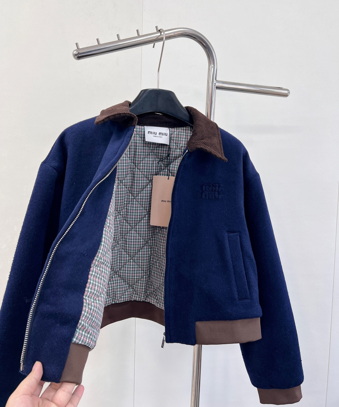 🆕Miumiu25Fw早秋新款毛呢翻领羊毛混纺短款夹克外套，定制毛呢面料➕内里拼接撞色格纹，胸口搭配定制