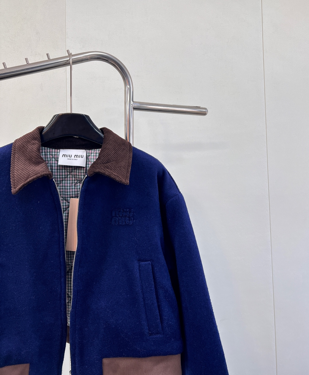 🆕Miumiu25Fw早秋新款毛呢翻领羊毛混纺短款夹克外套，定制毛呢面料➕内里拼接撞色格纹，胸口搭配定制