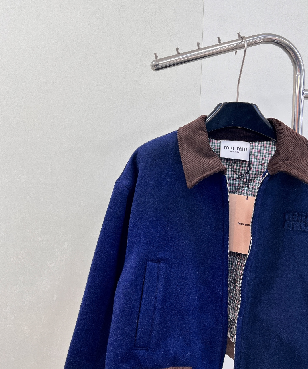 🆕Miumiu25Fw早秋新款毛呢翻领羊毛混纺短款夹克外套，定制毛呢面料➕内里拼接撞色格纹，胸口搭配定制