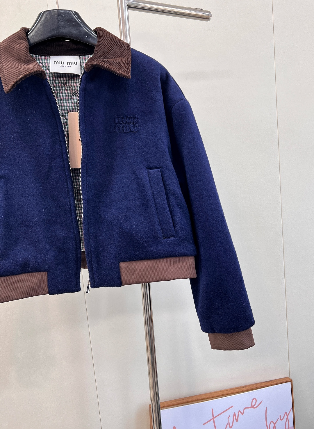 🆕Miumiu25Fw早秋新款毛呢翻领羊毛混纺短款夹克外套，定制毛呢面料➕内里拼接撞色格纹，胸口搭配定制
