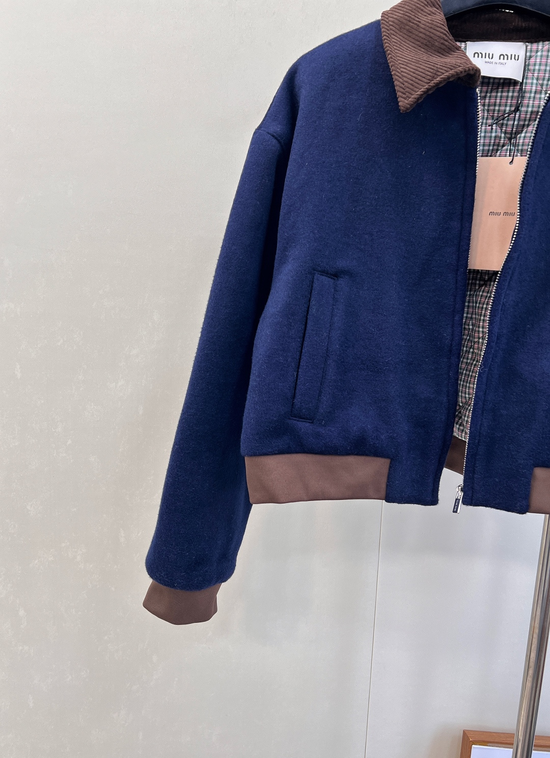 🆕Miumiu25Fw早秋新款毛呢翻领羊毛混纺短款夹克外套，定制毛呢面料➕内里拼接撞色格纹，胸口搭配定制