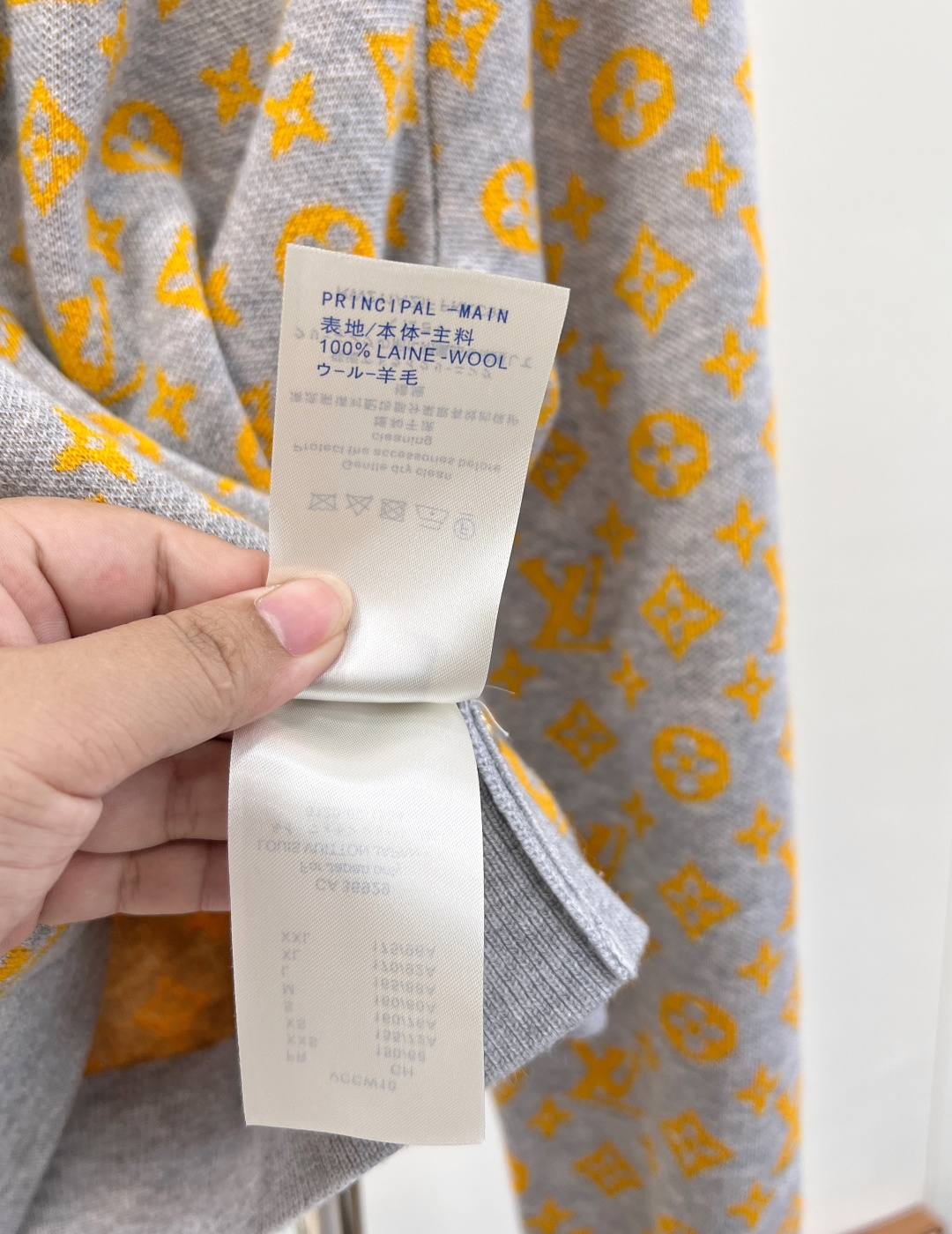 🆕 LOUIS VUITTON 新款老花提花针织开衫，活力满满的阳光色，少见又特别。这个颜色绝对回头率满