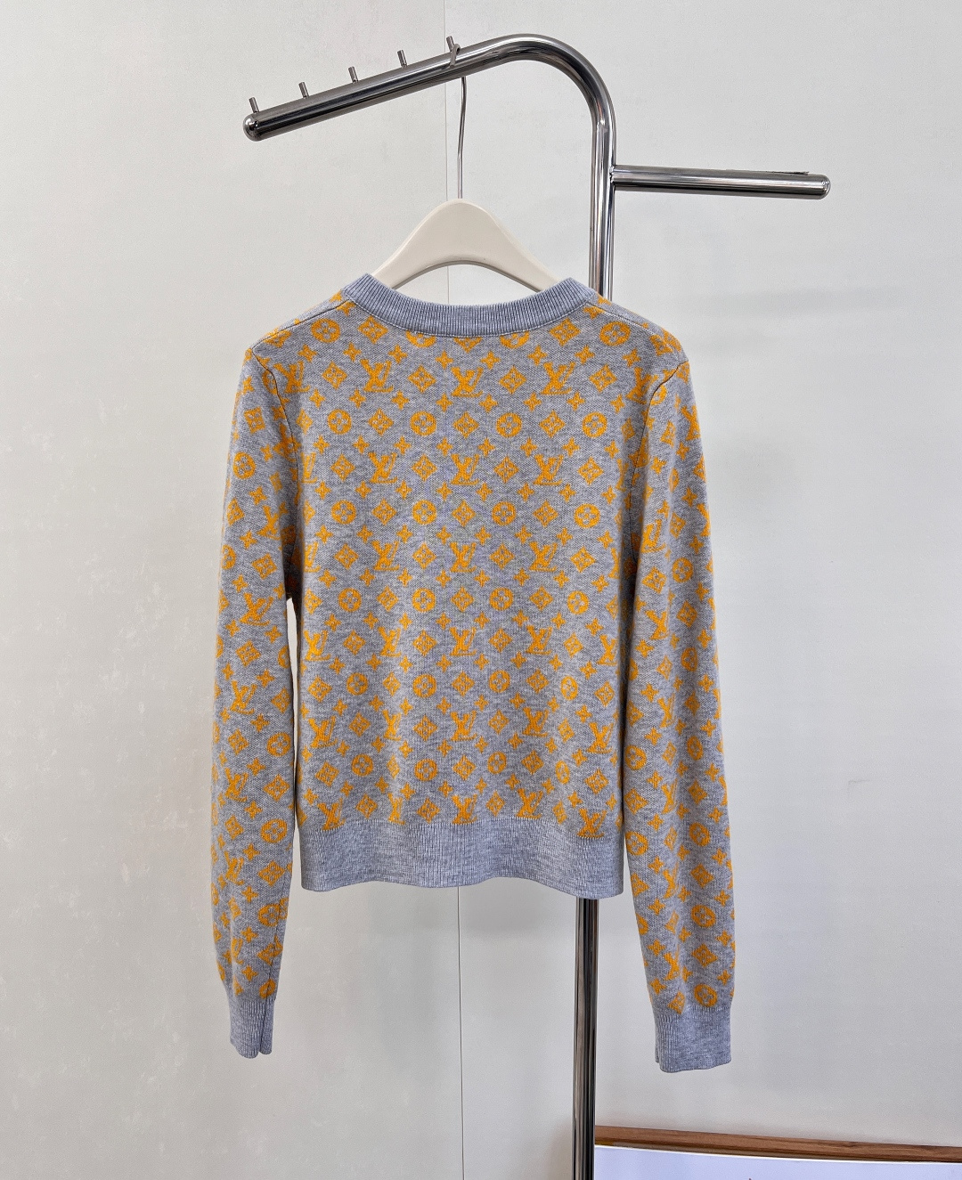 🆕 LOUIS VUITTON 新款老花提花针织开衫，活力满满的阳光色，少见又特别。这个颜色绝对回头率满