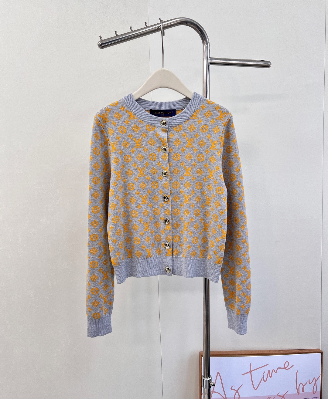 NO:534477,LOUIS VUITTON's new presbyop jacquard knitted cardigan, full of vitality and special. This color is absolutely reversible and super skin tone, bringing endless vitality and joy. Jacquard and full of print logos, wool fabric, soft and comfortable. Wear it and become the most dazzling sunny goddess! The tender yellow cardigan is really so cute that it is gentle. The cardigan has a lazy summer atmosphere. I like it very much. It can not only modify the body proportions, but also show a charming waistline. Create a fresh and natural atmosphere. No matter which style you like, you can find the right style in this short knitted cardigan!  !  Complete three standards, two colors, size sml code, louis vuitton, alexander wang19860909LOUIS VUITTON 新款老花提花针织开衫, 活力满满的阳光色,少见又特别.这个颜色绝对回头率满分,超级衬肤色,给人带来无尽活力和喜悦.全身提花满印logo,羊毛面料,柔软舒适.穿上Ta,成为最耀眼的阳光女神吧! 嫩嫩黄的小开衫真的太爱了一下子温柔住了 开衫自带夏日的慵懒气息,好喜欢 既能修饰身材比例,又能展现迷人的腰线. 打造清新自然的氛围,无论你喜欢哪种风格,都能在这款小短款针织开衫中找到适式！！三标齐全,两色出 尺码sml 编码,,louis vuitton,alexander wang,Women's clothing