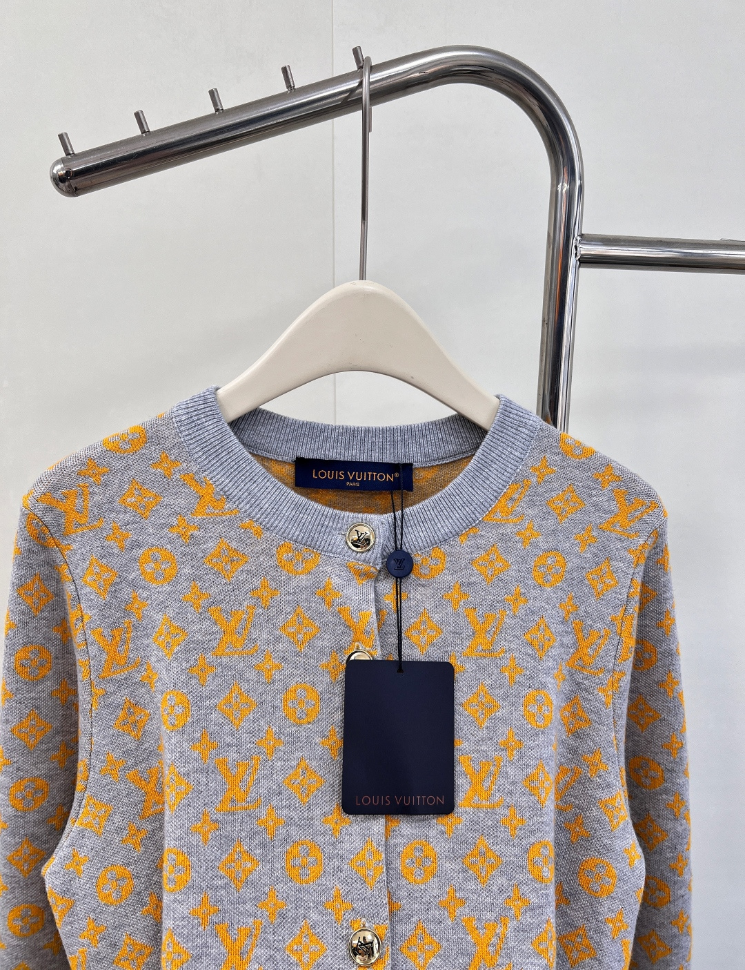 🆕 LOUIS VUITTON 新款老花提花针织开衫，活力满满的阳光色，少见又特别。这个颜色绝对回头率满
