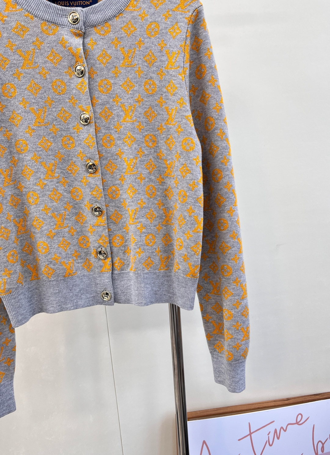 🆕 LOUIS VUITTON 新款老花提花针织开衫，活力满满的阳光色，少见又特别。这个颜色绝对回头率满