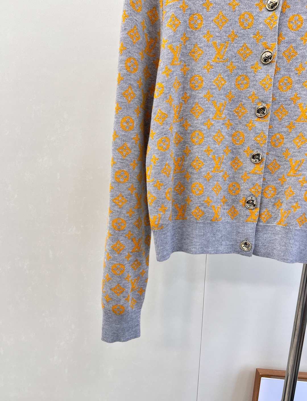 🆕 LOUIS VUITTON 新款老花提花针织开衫，活力满满的阳光色，少见又特别。这个颜色绝对回头率满