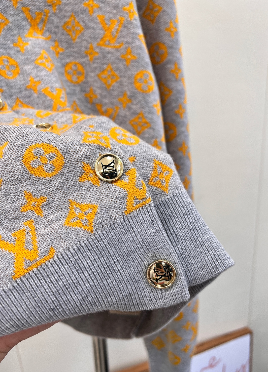 🆕 LOUIS VUITTON 新款老花提花针织开衫，活力满满的阳光色，少见又特别。这个颜色绝对回头率满