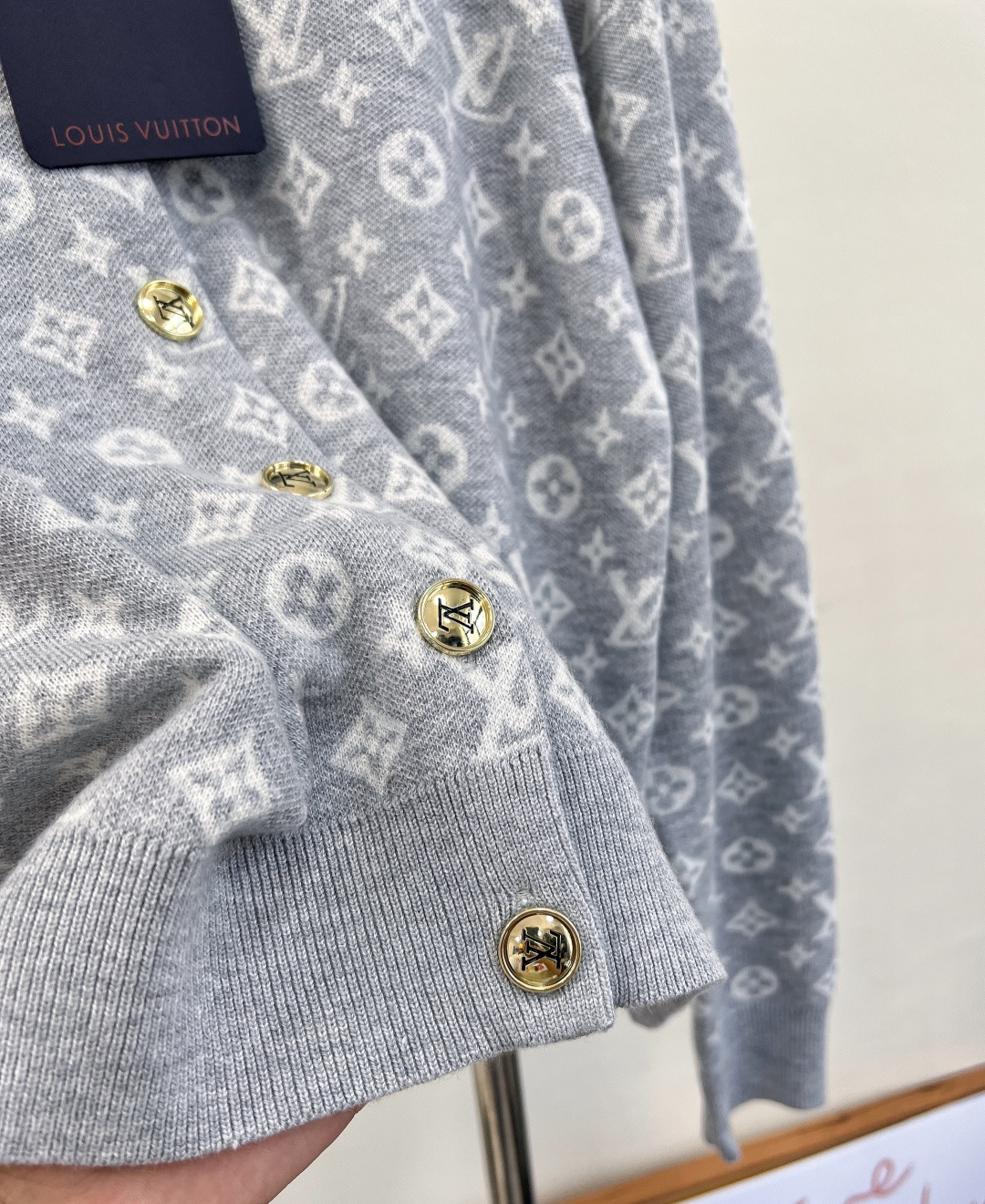 🆕 LOUIS VUITTON 新款老花提花针织开衫，活力满满的阳光色，少见又特别。这个颜色绝对回头率满
