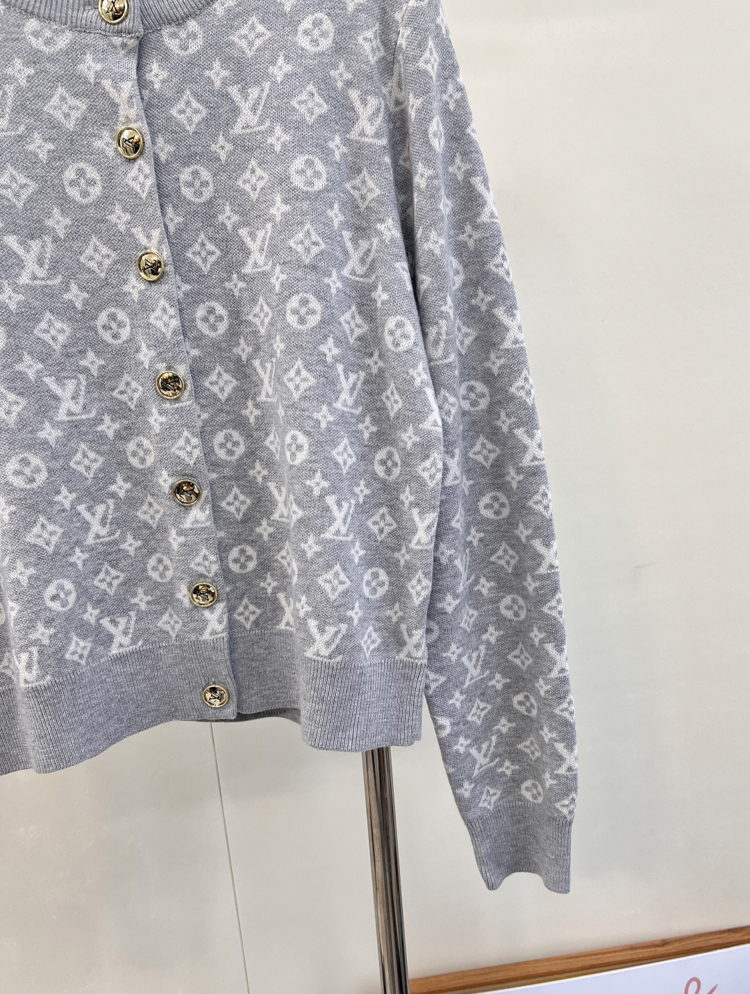 🆕 LOUIS VUITTON 新款老花提花针织开衫，活力满满的阳光色，少见又特别。这个颜色绝对回头率满