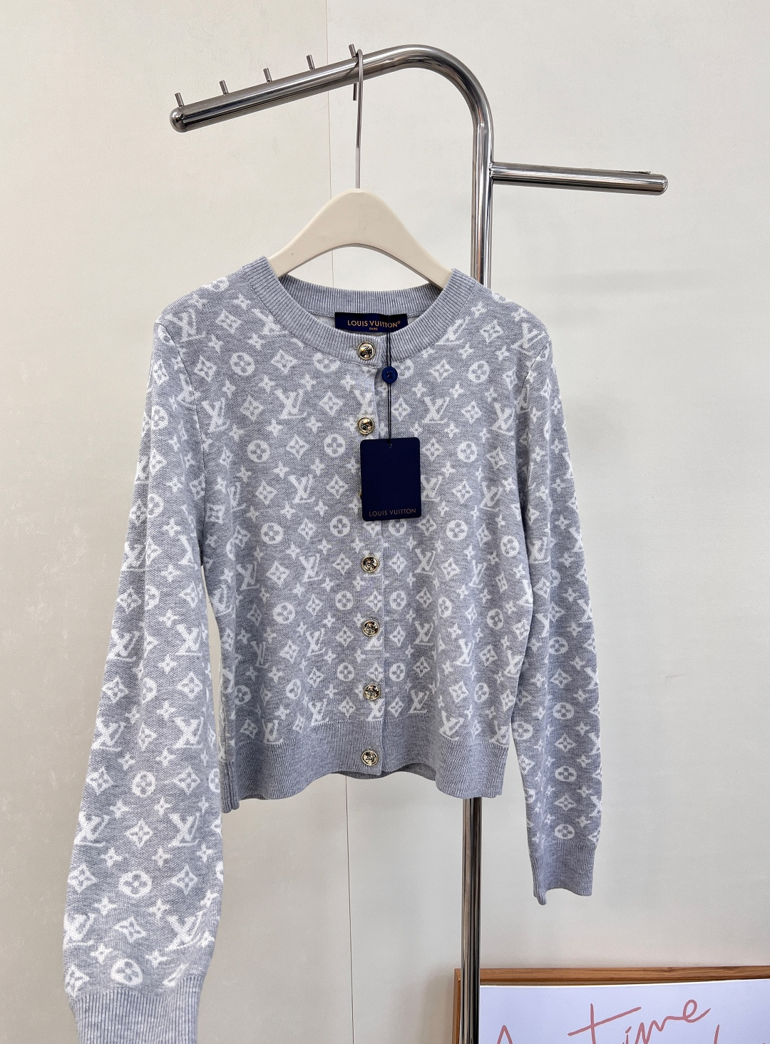 🆕 LOUIS VUITTON 新款老花提花针织开衫，活力满满的阳光色，少见又特别。这个颜色绝对回头率满