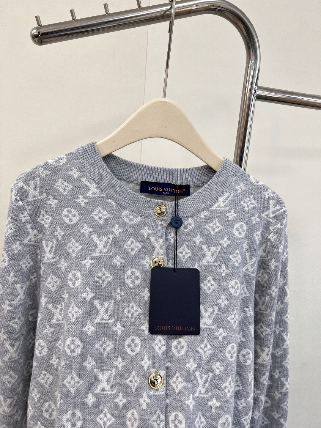 🆕 LOUIS VUITTON 新款老花提花针织开衫，活力满满的阳光色，少见又特别。这个颜色绝对回头率满