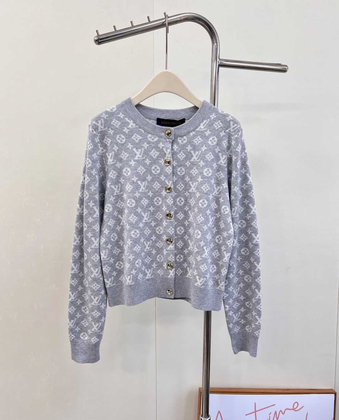🆕 LOUIS VUITTON 新款老花提花针织开衫，活力满满的阳光色，少见又特别。这个颜色绝对回头率满