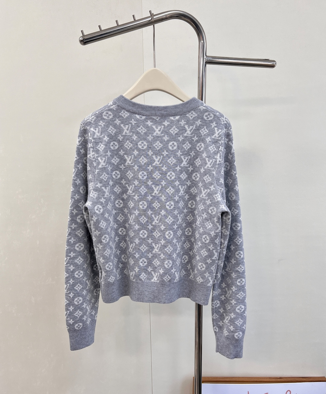 🆕 LOUIS VUITTON 新款老花提花针织开衫，活力满满的阳光色，少见又特别。这个颜色绝对回头率满