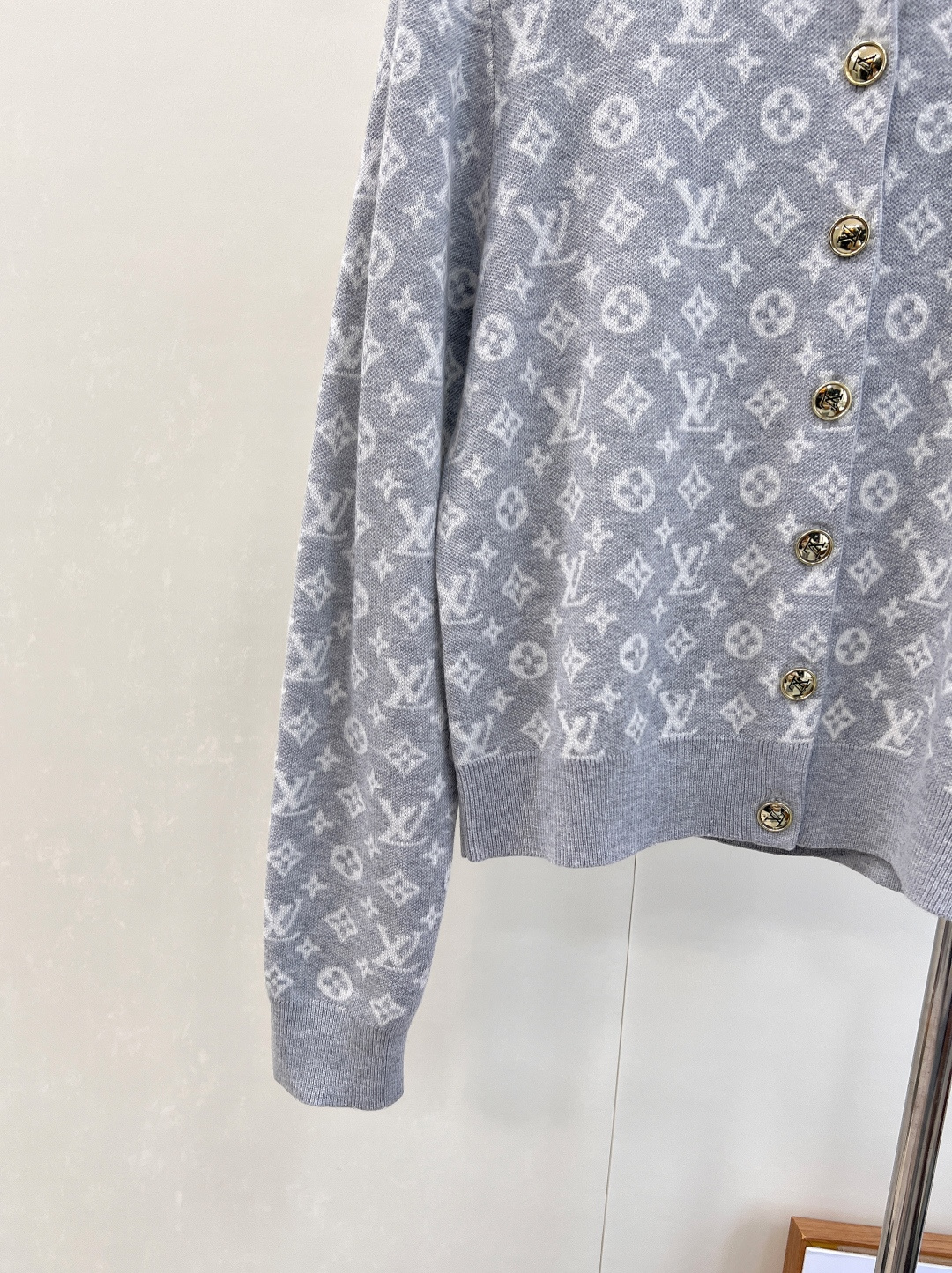 🆕 LOUIS VUITTON 新款老花提花针织开衫，活力满满的阳光色，少见又特别。这个颜色绝对回头率满