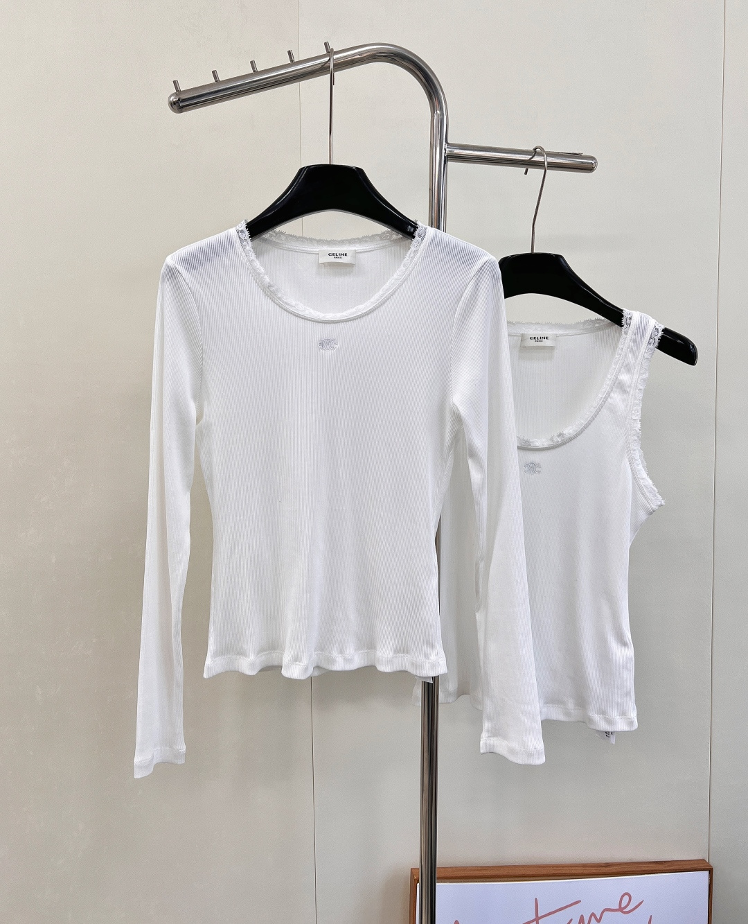 NO:535304,Celine 2025 Spring and Summer Arc de Triomphe lace long-sleeved T-shirt, an irresistible style. The white embroidered lace Arc de Triomphe loho is beautiful. This white long T-shirt is purely tempting, simple and exquisite. The pure white main color is gentle and versatile. Whether it is matched with jeans or skirts, you can easily grasp the fashion sense. The small lace design at the collar adds a bit of playfulness, and inadvertently show a unique trick. The delicate lace lace is exquisite and romantic, and it is vaguely revealed. It can be worn alone or as a base. Three standards are complete, and the large-scale product is size sml. Composition, celine, skirts, jeans, tees, t-shirt, alexander wang19860909Celine2025春夏凯旋门花边长袖T恤,难以抗拒的一款,白色绣花花边凯旋门loho美爆了,这件白色长T恤是纯欲天花板吧,简约又不失精致,纯白色的主色调,温柔又百搭,无论是搭配牛仔裤还是半身裙 ,都能轻松拿捏时尚感,领口处的小花边设计,增添了几分俏皮感,不经意间就能展现出独特的小心机,细腻的蕾丝花边,精致又浪漫,若隐若现间透露着小性感,单穿或者作为打底都可以,三标齐全,大货出 尺码sml 编,,celine,skirts,jeans,tees，t-shirt,alexander wang,Women's clothing