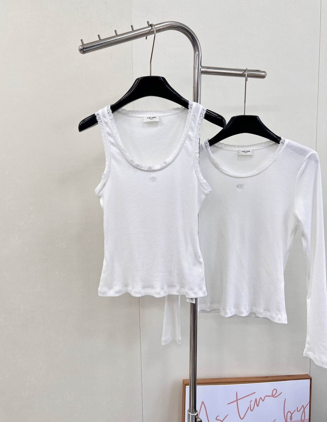 NO:535294,Celine 2025 Spring and Summer Arc de Triomphe lace vest, an irresistible style, white embroidered lace Arc de Triomphe loho is beautiful, this white vest is purely tempting, simple and exquisite, pure white main color, gentle and versatile, whether paired with jeans or skirts, you can easily grasp the sense of fashion. The small lace design at the collar adds a bit of playfulness, and inadvertently show a unique trick, delicate lace lace, exquisite and romantic, revealing a little sexy, can be worn alone or as a base, three-standard, large-scale size sml editing, celine, skirts, jeans, alexander wang19860909Celine2025春夏凯旋门花边背心,难以抗拒的一款,白色绣花花边凯旋门loho美爆了,这件白色背心是纯欲天花板吧,简约又不失精致,纯白色的主色调,温柔又百搭,无论是搭配牛仔裤还是半身裙 ,都能轻松拿捏时尚感,领口处的小花边设计,增添了几分俏皮感,不经意间就能展现出独特的小心机,细腻的蕾丝花边,精致又浪漫,若隐若现间透露着小性感,单穿或者作为打底都可以,三标齐全,大货出 尺码sml 编,,celine,skirts,jeans,alexander wang,Women's clothing