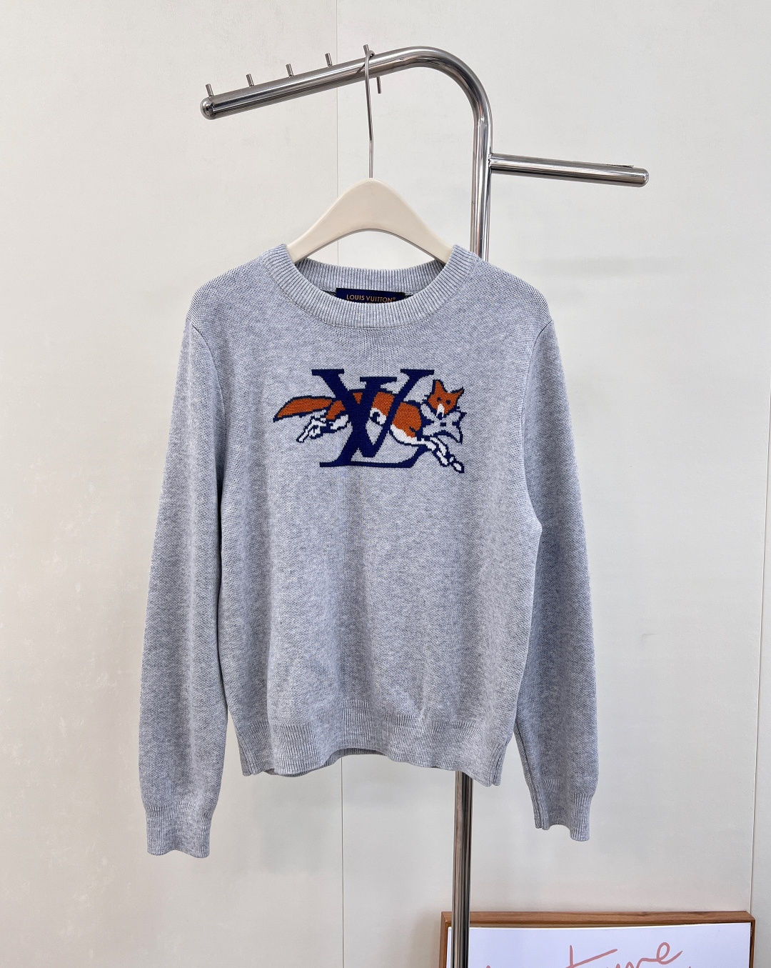 NO:535268,Louis Vuitton 25FW Fox Letter Jacquard Limited Sweater!  A must-have for the New Year. The bright fox pattern is eye-catching and has a very good look, the style is almost not picky, the upper body looks very good, the threads are fixed weaving and dyeing, the same fabric as the body, the overall feel is comfortable, and it is not tied up when worn, and the three standards are complete!  The first order of large goods has been released. Size sml is compiled, louis vuitton, sweaters, alexander wang19860909Louis Vuitton 25FW狐狸字母提花限定毛衣 ！新年必备 鲜艳的狐狸图案吸睛效果特别棒 、版型几乎不挑人 上身十分好看 螺纹均是定织定染 和衣身同样的面料 整体手感舒服 穿上不扎身 ,三标齐全！首单大货已出 尺码sml 编,,louis vuitton,sweaters,alexander wang,Women's clothing