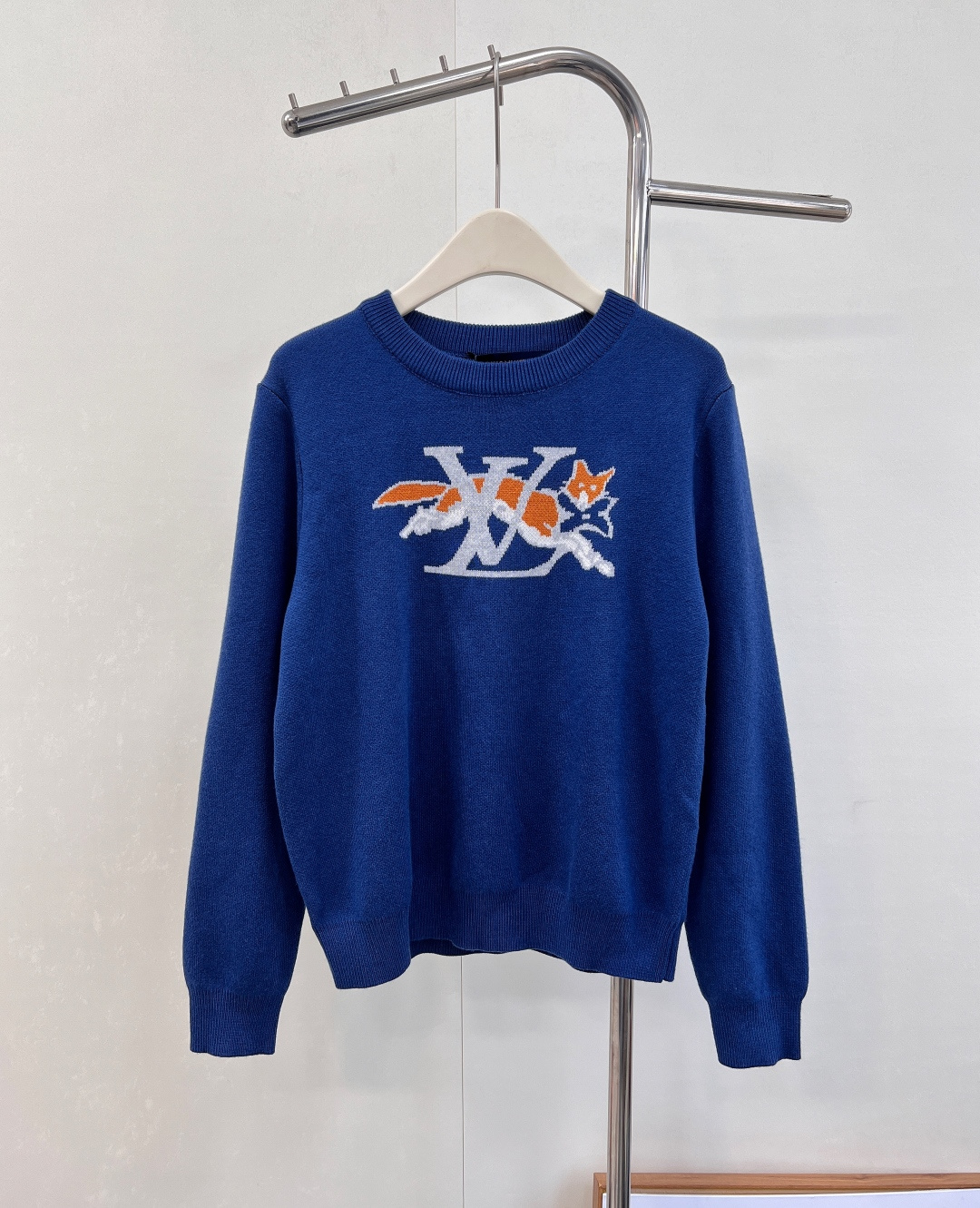 NO:535265,Louis Vuitton 25FW Fox Letter Jacquard Limited Sweater!  A must-have for the New Year. The bright fox pattern is eye-catching and has a very good look, the style is almost not picky, the upper body looks very good, the threads are fixed weaving and dyeing, the same fabric as the body, the overall feel is comfortable, and it is not tied up when worn, and the three standards are complete!  The first order of large goods has been released. Size sml code, louis vuitton,sweaters,alexander wang19860909Louis Vuitton 25FW狐狸字母提花限定毛衣 ！新年必备 鲜艳的狐狸图案吸睛效果特别棒 、版型几乎不挑人 上身十分好看 螺纹均是定织定染 和衣身同样的面料 整体手感舒服 穿上不扎身 ,三标齐全！首单大货已出 尺码sml 编码,,louis vuitton,sweaters,alexander wang,Women's clothing