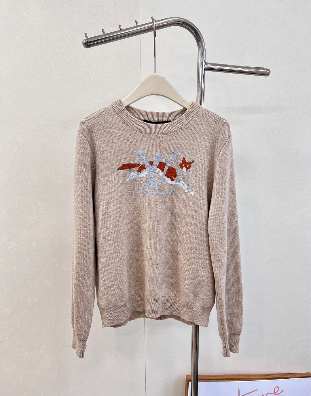 NO:535261,Louis Vuitton 25FW Fox Letter Jacquard Limited Sweater!  A must-have for the New Year. The bright fox pattern is eye-catching and has a very good look, the style is almost not picky, the upper body looks very good, the threads are fixed weaving and dyed, the same fabric as the body, the overall feel is comfortable, and it is not tied up when worn, and the three standards are complete!  The first order of large goods has been released. Size sml code L, louis vuitton, sweaters, alexander wang19860909Louis Vuitton 25FW狐狸字母提花限定毛衣 ！新年必备 鲜艳的狐狸图案吸睛效果特别棒 、版型几乎不挑人 上身十分好看 螺纹均是定织定染 和衣身同样的面料 整体手感舒服 穿上不扎身 ,三标齐全！首单大货已出 尺码sml 编码L,,louis vuitton,sweaters,alexander wang,Women's clothing