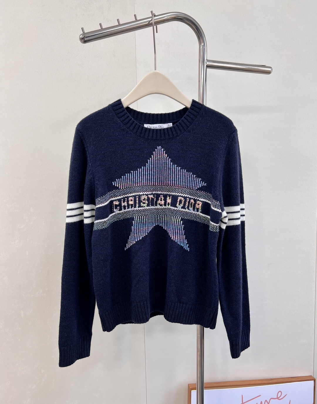 NO:535259,Dior 25FW early autumn series new sweater!  It's very age-reducing. This one is very comfortable and versatile!  Treasures can wear coats or wear them alone directly, all of which are very fashionable and fashionable!  The inner layer is covered with a little bit of fun, making the whole person look very delicate!  !  Customized fabrics, no treading patterns are woven through the loom, the texture is invincible... The three standards are complete, and if you like it, the first large order has been released!  Size sml code D,,dior,jackets & coats,sweaters,alexander wang19860909Dior 25FW早秋系列新款毛衣！很减龄哦 这件属于很舒服很百搭的那种！宝们可以叠穿外套也可以直接单穿 都很时髦洋气！内搭漏着一点点心机感 显得整个人都很精致！！定制的面料 不扎身 图案通过织机织出 质感无敌了..三标齐全,喜欢的来 首单大货已出！ 尺码sml 编码D,,dior,jackets & coats,sweaters,alexander wang,Women's clothing