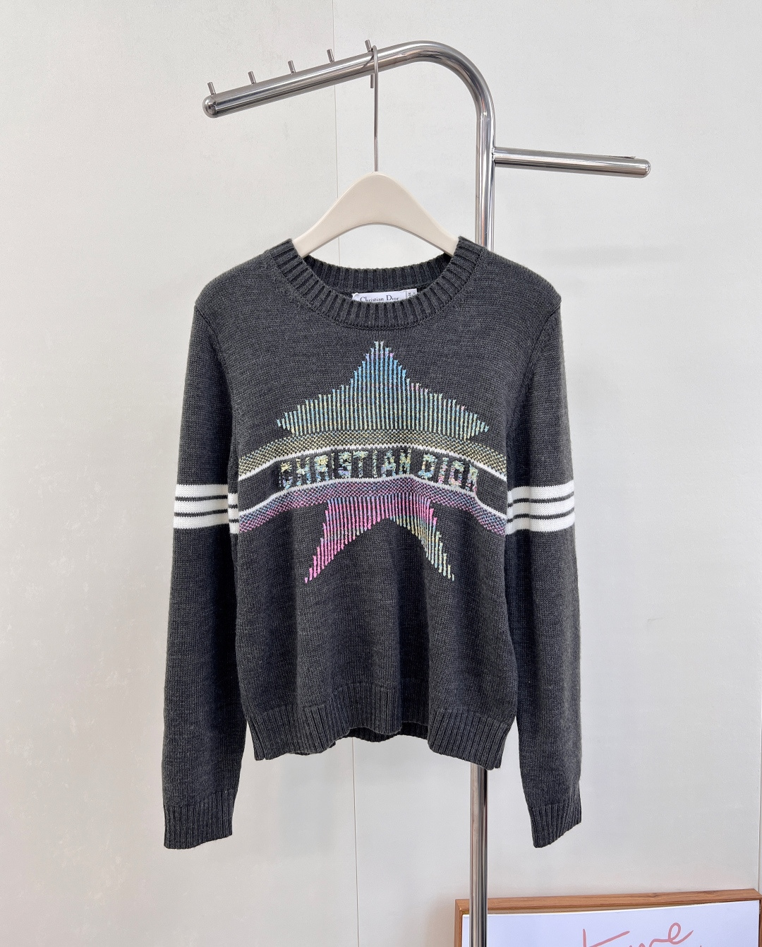 NO:535257,Dior 25FW early autumn series new sweater!  It's very age-reducing. This one is very comfortable and versatile!  Treasures can wear coats or wear them alone directly, all of which are very fashionable and fashionable!  The inner layer is covered with a little bit of fun, making the whole person look very delicate!  !  Customized fabrics, no treading patterns are woven through the loom, the texture is invincible... The three standards are complete, and if you like it, the first large order has been released!  Size sml typography, Dior, Jackets & coats, Sweaters, Alexander wang19860909Dior 25FW早秋系列新款毛衣！很减龄哦 这件属于很舒服很百搭的那种！宝们可以叠穿外套也可以直接单穿 都很时髦洋气！内搭漏着一点点心机感 显得整个人都很精致！！定制的面料 不扎身 图案通过织机织出 质感无敌了..三标齐全,喜欢的来 首单大货已出！ 尺码sml 编,,dior,jackets & coats,sweaters,alexander wang,Women's clothing