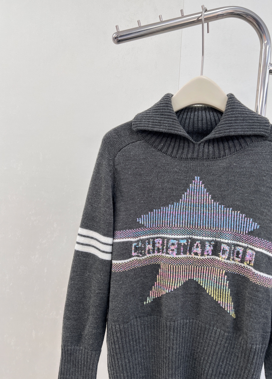 🆕 DIOR 新款五角星翻领针织衫毛衣，经典延续氛围感满满，山羊绒羊毛混纺针织面料，手感细软舒适，标志条