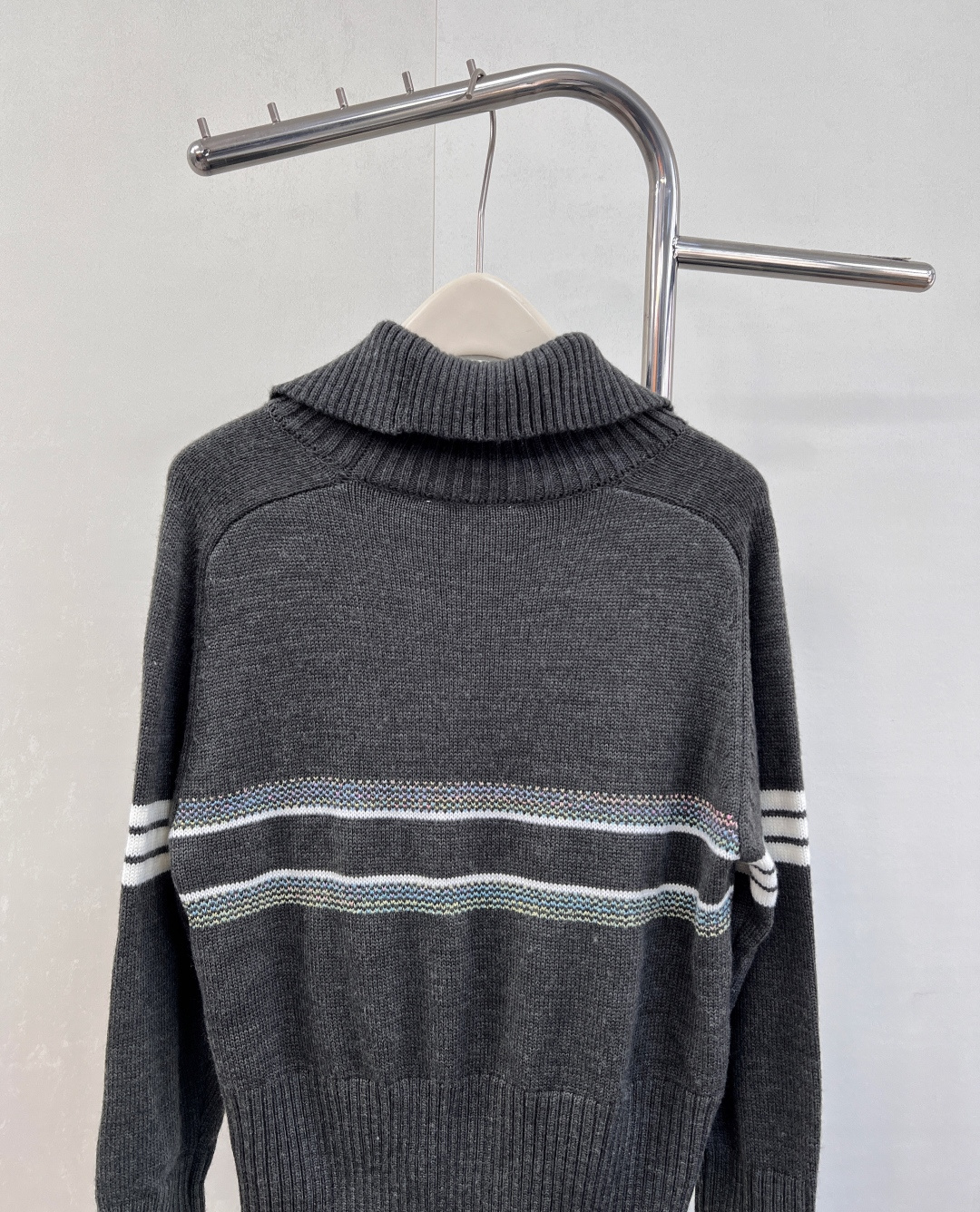 🆕 DIOR 新款五角星翻领针织衫毛衣，经典延续氛围感满满，山羊绒羊毛混纺针织面料，手感细软舒适，标志条