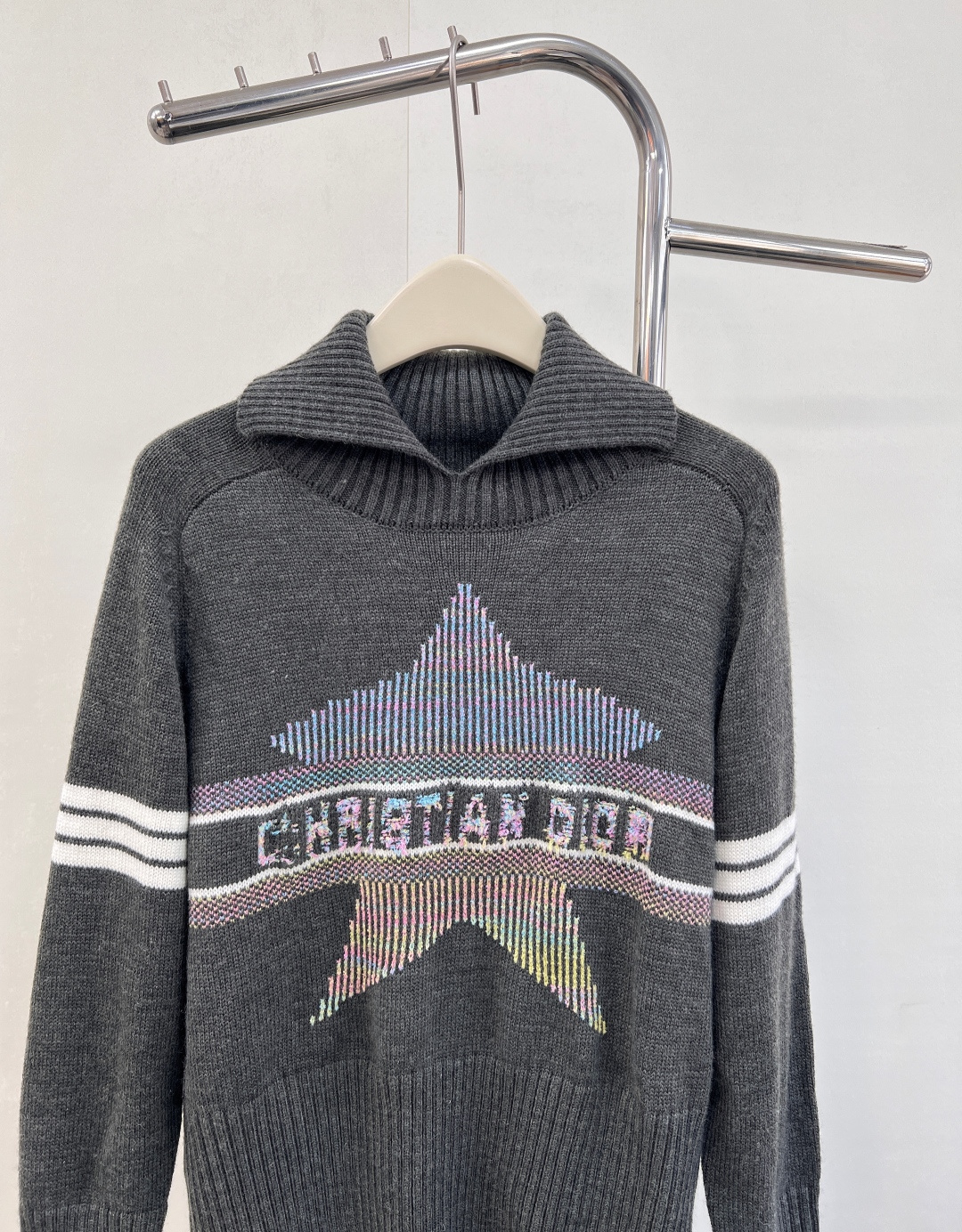 🆕 DIOR 新款五角星翻领针织衫毛衣，经典延续氛围感满满，山羊绒羊毛混纺针织面料，手感细软舒适，标志条