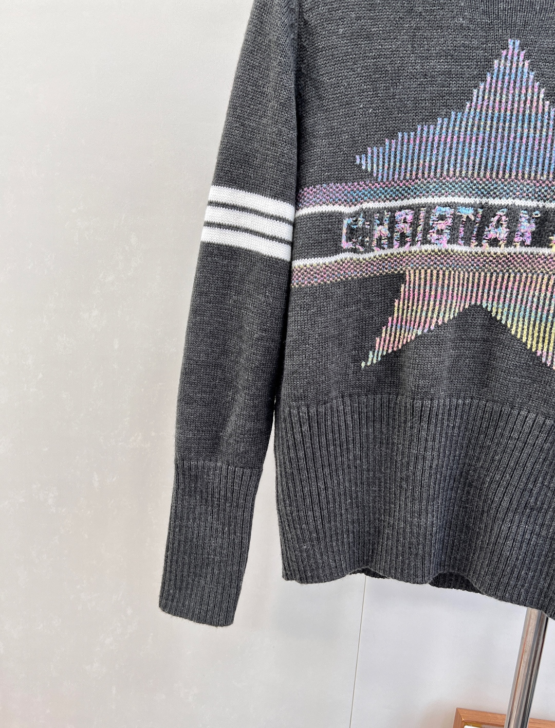 🆕 DIOR 新款五角星翻领针织衫毛衣，经典延续氛围感满满，山羊绒羊毛混纺针织面料，手感细软舒适，标志条