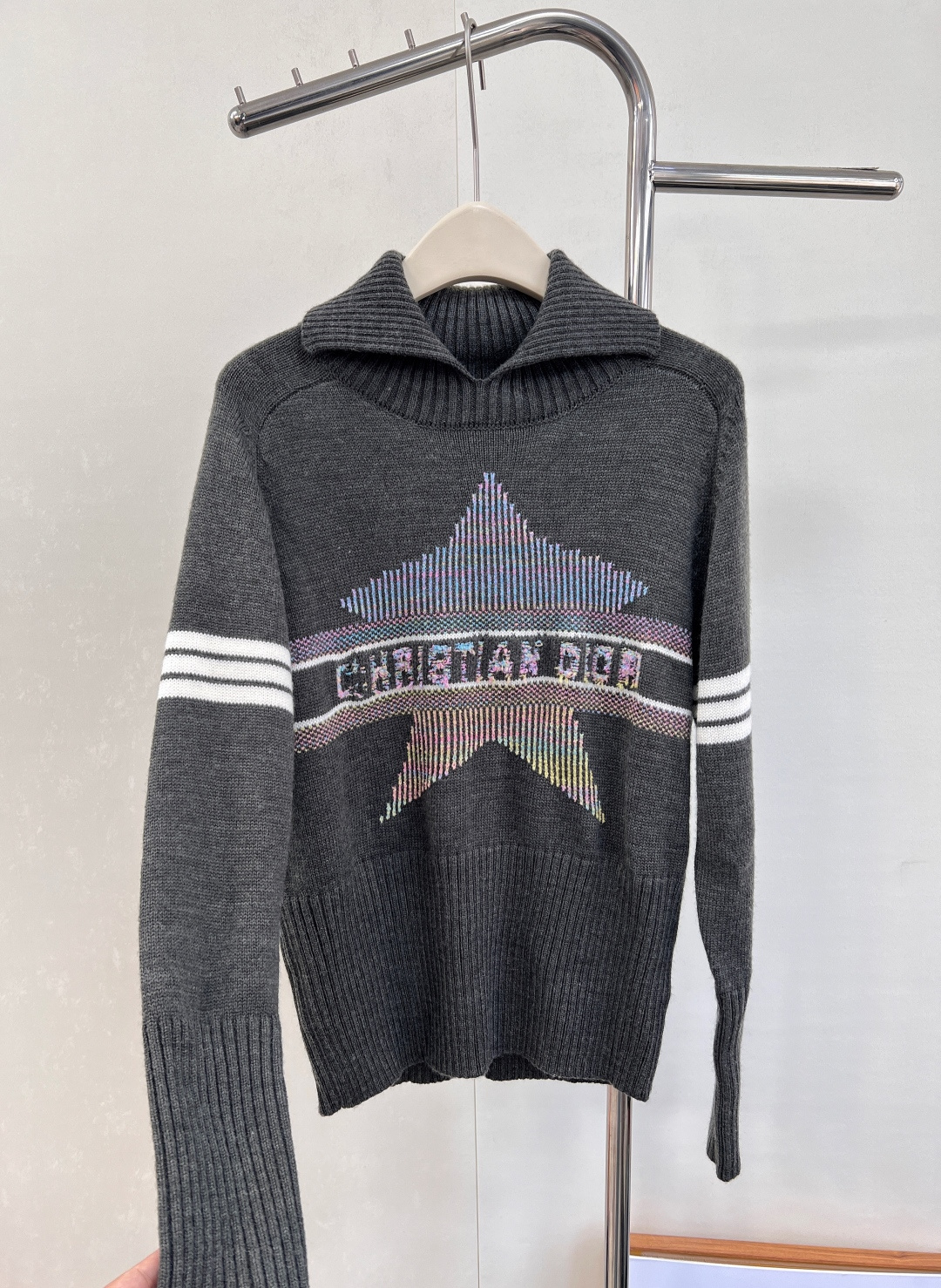 🆕 DIOR 新款五角星翻领针织衫毛衣，经典延续氛围感满满，山羊绒羊毛混纺针织面料，手感细软舒适，标志条